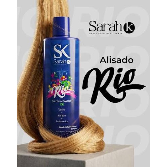 Sarah K Professional Rio Brazilian Protein Tanino & Amino Acids Blonde Volume Reducer Complex 1000 ml is een professionele gladmakende behandeling zonder formaldehyde, speciaal ontwikkeld voor blond, geblondeerd en chemisch behandeld haar. Verkrijgbaar bij **flaka.be** voor professionele salons, kappers en ervaren gebruikers die op zoek zijn naar een hoogwaardige Brazilian Protein treatment voor gladder, zachter en beter handelbaar haar. Deze professionele behandeling helpt pluis en ongewenst volume te verminderen en geeft het haar een gladdere, meer gecontroleerde uitstraling. De formule met tanine en aminozuren is ontwikkeld voor blond haar en ondersteunt een verzorgde, soepele en glanzende finish zonder het haar onnodig zwaar te maken. Sarah K Rio Brazilian Protein is bijzonder geschikt voor klanten met blond, ontkleurd, poreus, droog, golvend of moeilijk handelbaar haar. Door de professionele smoothing-formule wordt het haar beter controleerbaar tijdens het föhnen en stylen. Het uiteindelijke resultaat is afhankelijk van de oorspronkelijke haarstructuur, de conditie van het haar en de gebruikte professionele applicatietechniek. Bij **flaka.be** vindt u Sarah K Professional Rio Brazilian Protein als onderdeel van een uitgebreid assortiment professionele Brazilian Protein, keratine, proteïne, anti-frizz en smoothing treatments voor salons en haarprofessionals. Voor blond en geblondeerd haar is een correcte haaranalyse extra belangrijk. De temperatuur van de stijltang moet altijd worden aangepast aan de porositeit, elasticiteit, dikte en algemene conditie van het haar. Zeer gevoelig of sterk geblondeerd haar vereist een lagere temperatuur en minder passages dan sterk en resistent haar. Een professionele toepassing helpt het haar gladder, zachter en glanzender te maken en kan pluis en overtollig volume zichtbaar verminderen. Het haar wordt na een correcte behandeling gemakkelijker te föhnen, te stylen en onder controle te houden. **Belangrijkste kenmerken** Sarah K Professional Rio Brazilian Protein Tanino & Amino Acids formule Blonde Volume Reducer Complex Zonder formaldehyde Inhoud 1000 ml Professionele anti-frizz en smoothing behandeling Speciaal ontwikkeld voor blond en geblondeerd haar Helpt ongewenst volume te verminderen Ondersteunt gladheid, zachtheid en glans Voor professioneel salongebruik Wie zoekt naar **Sarah K Brazilian Protein zonder formaldehyde**, **Brazilian Protein voor blond haar**, **professionele volume reducer**, **anti-frizz behandeling voor geblondeerd haar** of een **professionele smoothing treatment**, vindt bij **flaka.be** een zorgvuldig geselecteerd assortiment professionele haarbehandelingen voor verschillende haartypes en salonbehoeften. Voor het beste resultaat wordt aangeraden vóór gebruik altijd een pluktest en een professionele haaranalyse uit te voeren. Vooral bij sterk geblondeerd, poreus of beschadigd haar moet de toepassing zorgvuldig worden aangepast aan de conditie van de haarvezel. Bestel **Sarah K Professional Rio Brazilian Protein Tanino & Amino Acids Blonde Volume Reducer Complex 1000 ml bij flaka.be** en ontdek professionele haarverzorging voor salons, kappers en ervaren gebruikers die streven naar gladder, zachter, glanzender en beter handelbaar haar.