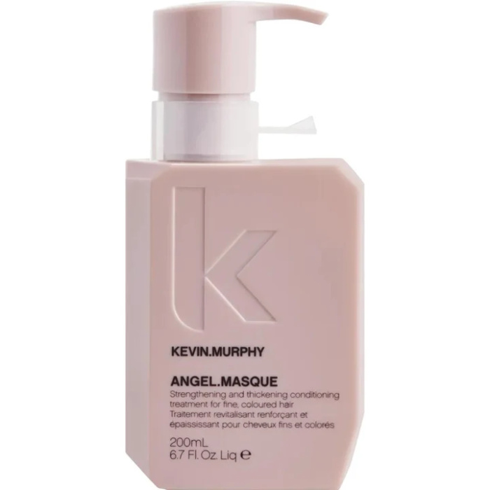### KEVIN.MURPHY ANGEL.MASQUE 200 ml KEVIN.MURPHY ANGEL.MASQUE is een intensief verzorgend en versterkend haarmasker dat speciaal is ontwikkeld voor fijn, kwetsbaar, gekleurd en beschadigd haar. De formule helpt het haar te voeden en te versterken zonder het zwaar of futloos te maken. Bij flaka.be is ANGEL.MASQUE een uitstekende keuze voor haar dat door kleuring, warmtestyling, dagelijkse verzorging of externe invloeden zijn natuurlijke kracht en volume heeft verloren. Het masker helpt de haarvezel te verzorgen en geeft het haar een zachter, voller en gezonder uiterlijk. ### Intensieve verzorging voor fijn en gekleurd haar Fijn haar heeft vaak extra verzorging nodig, maar te zware maskers kunnen het haar snel verzwaren. ANGEL.MASQUE is ontwikkeld om intensieve verzorging te combineren met een licht haargevoel. De formule helpt kwetsbare haarvezels te versterken en ondersteunt de natuurlijke elasticiteit van het haar. Hierdoor voelt het haar na gebruik soepeler, zachter en beter handelbaar aan. Ook voor gekleurd haar is ANGEL.MASQUE bijzonder geschikt. Het masker helpt de conditie van chemisch behandeld haar te ondersteunen en draagt bij aan een verzorgde, glanzende uitstraling. ### Belangrijkste voordelen KEVIN.MURPHY ANGEL.MASQUE helpt om: * fijn en kwetsbaar haar intensief te verzorgen; * beschadigde haarvezels te versterken; * het haar voller en krachtiger te laten aanvoelen; * droog en broos haar zachter te maken; * de elasticiteit van het haar te ondersteunen; * de natuurlijke glans van het haar te verbeteren; * gekleurd en chemisch behandeld haar extra verzorging te geven; * het haar gemakkelijker doorkambaar te maken; * het haar te verzorgen zonder een zwaar resultaat. ### Gebruiksaanwijzing Was het haar eerst grondig met een geschikte shampoo. Verwijder overtollig water uit het haar en breng KEVIN.MURPHY ANGEL.MASQUE gelijkmatig aan op het pas gewassen haar. Verdeel het masker zorgvuldig over de lengtes en punten. Masseer het product zachtjes door het haar. Laat ANGEL.MASQUE ongeveer 2 tot 10 minuten inwerken, afhankelijk van de conditie en verzorgingsbehoefte van het haar. Spoel het haar daarna grondig uit met water. Voor een complete verzorgingsroutine kan ANGEL.MASQUE worden gebruikt na ANGEL.WASH en vervolgens worden opgevolgd met ANGEL.RINSE. ### Hoeveel product gebruiken? De hoeveelheid hangt af van de lengte, dikte en conditie van het haar. Voor kort of fijn haar is een kleine hoeveelheid voldoende. Bij langer of sterk beschadigd haar kan iets meer product worden gebruikt. Verdeel het masker altijd gelijkmatig en concentreer u vooral op de lengtes en punten die extra verzorging nodig hebben. ### Voor welk haartype? ANGEL.MASQUE is bijzonder geschikt voor: fijn haar, gekleurd haar, beschadigd haar, kwetsbaar haar, droog haar, broos haar, futloos haar en haar dat regelmatig wordt blootgesteld aan föhnen, stijlen of andere warmtestyling. Het product is ideaal voor haar dat extra verzorging nodig heeft, maar waarbij het belangrijk is dat het natuurlijke volume behouden blijft. ### Belangrijke verzorgende bestanddelen ANGEL.MASQUE bevat een combinatie van verzorgende plantaardige proteïnen, lotus-extract en bamboe-extract. Plantaardige proteïnen helpen de haarstructuur te ondersteunen en dragen bij aan een sterker en voller haargevoel. Lotus-extract staat bekend om zijn verzorgende eigenschappen en helpt het haar zachter en gladder te laten aanvoelen. Bamboe-extract bevat van nature antioxidanten, vitaminen en mineralen en helpt het haar een verzorgde en glanzende uitstraling te geven. ### Resultaat Na gebruik voelt het haar zachter, soepeler en beter verzorgd aan. Fijn en kwetsbaar haar krijgt extra ondersteuning zonder dat het onnodig wordt verzwaard. Bij regelmatig gebruik helpt ANGEL.MASQUE om de conditie van beschadigd en gekleurd haar te ondersteunen en het haar een gezondere, glanzendere en vollere uitstraling te geven. ### Professionele gebruikstips van flaka.be flaka.be adviseert om het masker vooral over de lengtes en punten te verdelen en niet onnodig veel product te gebruiken. Bij zeer fijn haar is het beter om met een kleine hoeveelheid te beginnen. Zo krijgt het haar voldoende verzorging terwijl het licht en beweeglijk blijft. Voor haar dat regelmatig wordt gekleurd, ontkleurd of met warmte wordt gestyled, kan ANGEL.MASQUE regelmatig in de haarverzorgingsroutine worden opgenomen. Voor een volledige ANGEL-verzorgingsroutine kan het product worden gecombineerd met ANGEL.WASH en ANGEL.RINSE. ### Voorzorgsmaatregelen Alleen voor uitwendig gebruik. Vermijd rechtstreeks contact met de ogen. Bij contact met de ogen onmiddellijk grondig met water uitspoelen. Niet gebruiken op een geïrriteerde of beschadigde hoofdhuid. Stop het gebruik wanneer irritatie of een ongewenste reactie optreedt. Buiten het bereik van kinderen bewaren. Bewaren op een droge plaats en beschermen tegen extreme warmte en direct zonlicht. ### Inhoud 200 ml ### Producttype Intensief versterkend en verzorgend haarmasker voor fijn, gekleurd, kwetsbaar en beschadigd haar. Ontdek professionele KEVIN.MURPHY haarverzorging voor salon- en thuisgebruik bij flaka.be.