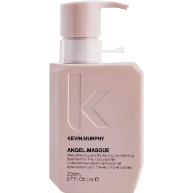 ### KEVIN.MURPHY ANGEL.MASQUE 200 ml KEVIN.MURPHY ANGEL.MASQUE is een intensief verzorgend en versterkend haarmasker dat speciaal is ontwikkeld voor fijn, kwetsbaar, gekleurd en beschadigd haar. De formule helpt het haar te voeden en te versterken zonder het zwaar of futloos te maken. Bij flaka.be is ANGEL.MASQUE een uitstekende keuze voor haar dat door kleuring, warmtestyling, dagelijkse verzorging of externe invloeden zijn natuurlijke kracht en volume heeft verloren. Het masker helpt de haarvezel te verzorgen en geeft het haar een zachter, voller en gezonder uiterlijk. ### Intensieve verzorging voor fijn en gekleurd haar Fijn haar heeft vaak extra verzorging nodig, maar te zware maskers kunnen het haar snel verzwaren. ANGEL.MASQUE is ontwikkeld om intensieve verzorging te combineren met een licht haargevoel. De formule helpt kwetsbare haarvezels te versterken en ondersteunt de natuurlijke elasticiteit van het haar. Hierdoor voelt het haar na gebruik soepeler, zachter en beter handelbaar aan. Ook voor gekleurd haar is ANGEL.MASQUE bijzonder geschikt. Het masker helpt de conditie van chemisch behandeld haar te ondersteunen en draagt bij aan een verzorgde, glanzende uitstraling. ### Belangrijkste voordelen KEVIN.MURPHY ANGEL.MASQUE helpt om: * fijn en kwetsbaar haar intensief te verzorgen; * beschadigde haarvezels te versterken; * het haar voller en krachtiger te laten aanvoelen; * droog en broos haar zachter te maken; * de elasticiteit van het haar te ondersteunen; * de natuurlijke glans van het haar te verbeteren; * gekleurd en chemisch behandeld haar extra verzorging te geven; * het haar gemakkelijker doorkambaar te maken; * het haar te verzorgen zonder een zwaar resultaat. ### Gebruiksaanwijzing Was het haar eerst grondig met een geschikte shampoo. Verwijder overtollig water uit het haar en breng KEVIN.MURPHY ANGEL.MASQUE gelijkmatig aan op het pas gewassen haar. Verdeel het masker zorgvuldig over de lengtes en punten. Masseer het product zachtjes door het haar. Laat ANGEL.MASQUE ongeveer 2 tot 10 minuten inwerken, afhankelijk van de conditie en verzorgingsbehoefte van het haar. Spoel het haar daarna grondig uit met water. Voor een complete verzorgingsroutine kan ANGEL.MASQUE worden gebruikt na ANGEL.WASH en vervolgens worden opgevolgd met ANGEL.RINSE. ### Hoeveel product gebruiken? De hoeveelheid hangt af van de lengte, dikte en conditie van het haar. Voor kort of fijn haar is een kleine hoeveelheid voldoende. Bij langer of sterk beschadigd haar kan iets meer product worden gebruikt. Verdeel het masker altijd gelijkmatig en concentreer u vooral op de lengtes en punten die extra verzorging nodig hebben. ### Voor welk haartype? ANGEL.MASQUE is bijzonder geschikt voor: fijn haar, gekleurd haar, beschadigd haar, kwetsbaar haar, droog haar, broos haar, futloos haar en haar dat regelmatig wordt blootgesteld aan föhnen, stijlen of andere warmtestyling. Het product is ideaal voor haar dat extra verzorging nodig heeft, maar waarbij het belangrijk is dat het natuurlijke volume behouden blijft. ### Belangrijke verzorgende bestanddelen ANGEL.MASQUE bevat een combinatie van verzorgende plantaardige proteïnen, lotus-extract en bamboe-extract. Plantaardige proteïnen helpen de haarstructuur te ondersteunen en dragen bij aan een sterker en voller haargevoel. Lotus-extract staat bekend om zijn verzorgende eigenschappen en helpt het haar zachter en gladder te laten aanvoelen. Bamboe-extract bevat van nature antioxidanten, vitaminen en mineralen en helpt het haar een verzorgde en glanzende uitstraling te geven. ### Resultaat Na gebruik voelt het haar zachter, soepeler en beter verzorgd aan. Fijn en kwetsbaar haar krijgt extra ondersteuning zonder dat het onnodig wordt verzwaard. Bij regelmatig gebruik helpt ANGEL.MASQUE om de conditie van beschadigd en gekleurd haar te ondersteunen en het haar een gezondere, glanzendere en vollere uitstraling te geven. ### Professionele gebruikstips van flaka.be flaka.be adviseert om het masker vooral over de lengtes en punten te verdelen en niet onnodig veel product te gebruiken. Bij zeer fijn haar is het beter om met een kleine hoeveelheid te beginnen. Zo krijgt het haar voldoende verzorging terwijl het licht en beweeglijk blijft. Voor haar dat regelmatig wordt gekleurd, ontkleurd of met warmte wordt gestyled, kan ANGEL.MASQUE regelmatig in de haarverzorgingsroutine worden opgenomen. Voor een volledige ANGEL-verzorgingsroutine kan het product worden gecombineerd met ANGEL.WASH en ANGEL.RINSE. ### Voorzorgsmaatregelen Alleen voor uitwendig gebruik. Vermijd rechtstreeks contact met de ogen. Bij contact met de ogen onmiddellijk grondig met water uitspoelen. Niet gebruiken op een geïrriteerde of beschadigde hoofdhuid. Stop het gebruik wanneer irritatie of een ongewenste reactie optreedt. Buiten het bereik van kinderen bewaren. Bewaren op een droge plaats en beschermen tegen extreme warmte en direct zonlicht. ### Inhoud 200 ml ### Producttype Intensief versterkend en verzorgend haarmasker voor fijn, gekleurd, kwetsbaar en beschadigd haar. Ontdek professionele KEVIN.MURPHY haarverzorging voor salon- en thuisgebruik bij flaka.be.