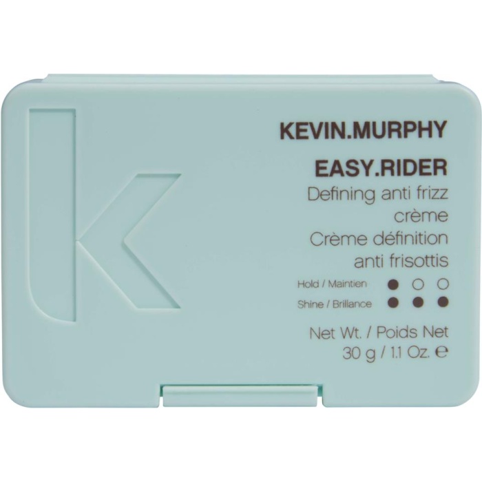 ### KEVIN.MURPHY EASY.RIDER Anti-Frizz Define Crème 30 g KEVIN.MURPHY EASY.RIDER is een verzorgende anti-frizz stylingcrème die helpt om pluizig en weerbarstig haar onder controle te brengen en tegelijkertijd natuurlijke krullen en golven beter te definiëren. De crème geeft een flexibele hold, waardoor het haar mooi in model blijft zonder hard of stijf aan te voelen. Bij flaka.be is EASY.RIDER een veelzijdige keuze voor klanten die meer controle, zachtheid en definitie willen zonder het natuurlijke karakter van het haar te verliezen. De formule combineert styling met verzorging en is geschikt voor zowel mannen als vrouwen. ### Wat doet EASY.RIDER? EASY.RIDER helpt pluis te verminderen en de natuurlijke haarstructuur beter tot zijn recht te laten komen. Vooral krullend, golvend, droog of moeilijk handelbaar haar krijgt meer definitie en controle. De crème helpt vocht in het haar te behouden en geeft een zachtere, gladdere en meer verzorgde uitstraling. Tegelijkertijd blijft het kapsel flexibel en natuurlijk beweeglijk. ### Belangrijkste voordelen KEVIN.MURPHY EASY.RIDER helpt om: * pluis en kroes onder controle te houden; * krullen en golven beter te definiëren; * het haar zachter en soepeler te maken; * een flexibele hold te creëren; * de natuurlijke beweging van het haar te behouden; * droog en weerbarstig haar beter handelbaar te maken; * fijn haar meer body te geven; * dik haar zachter en beter controleerbaar te maken; * het haar een verzorgde en natuurlijke glans te geven; * de haarstructuur gladder en verfijnder te laten ogen. ### Gebruiksaanwijzing Breng een kleine hoeveelheid EASY.RIDER aan op vochtig of handdoekdroog haar. Verdeel het product eerst tussen de handpalmen en werk het daarna gelijkmatig door de lengtes en punten. Bij krullend of golvend haar kunt u het haar met de handen kneden om de natuurlijke krul te activeren en beter te definiëren. Laat het haar natuurlijk drogen voor een zachte, natuurlijke textuur of gebruik een föhn met diffuser wanneer u meer volume en kruldefinitie wilt. Het product hoeft niet te worden uitgespoeld. ### Hoeveel product gebruiken? Begin altijd met een kleine hoeveelheid. Omdat EASY.RIDER een crème is, kan te veel product fijn haar onnodig verzwaren. Voor kort of fijn haar is een zeer kleine hoeveelheid meestal voldoende. Bij dik, lang, sterk krullend of zeer pluizig haar kan geleidelijk iets meer product worden toegevoegd. Werk bij voorkeur in lichte hoeveelheden en voeg alleen extra product toe wanneer dat nodig is. ### Voor krullend en golvend haar EASY.RIDER is bijzonder geschikt om zachte, natuurlijke krullen en golven te creëren. Breng het product aan op vochtig haar en verdeel het gelijkmatig. Kneed de haarlengtes vervolgens omhoog richting de hoofdhuid om de natuurlijke krulstructuur te stimuleren. Voor extra definitie kunnen afzonderlijke lokken rond de vingers worden gedraaid. Laat het haar daarna natuurlijk drogen of gebruik een diffuser op een geschikte temperatuur. ### Voor gladder haar EASY.RIDER kan ook worden gebruikt wanneer u geen uitgesproken krullen wilt creëren. Verdeel een kleine hoeveelheid over vochtig haar en föhn het haar vervolgens glad met een borstel. De crème helpt pluis te verminderen en zorgt voor een zachtere, meer gepolijste finish. ### Voor welk haartype? KEVIN.MURPHY EASY.RIDER kan worden gebruikt op verschillende haartypes en is vooral geschikt voor: krullend haar, golvend haar, pluizig haar, droog haar, dik haar, weerbarstig haar en haar dat behoefte heeft aan extra definitie en controle. De formule kan ook op fijn haar worden gebruikt wanneer slechts een kleine hoeveelheid wordt aangebracht. ### Belangrijke ingrediënten De formule bevat onder andere groene thee-extract, sinaasappelschilolie en bergamotolie. Groene thee-extract is rijk aan antioxidanten en helpt het haar te ondersteunen en een gladder, glanzender uiterlijk te geven. Sinaasappelschilolie helpt bij de verzorging van het haar en draagt bij aan een zachte en frisse finish. Bergamotolie ondersteunt de verzorgende werking van de formule en draagt bij aan een aangename citrusachtige geurbeleving. De formule bevat daarnaast verschillende vitaminen en mineralen die bijdragen aan de verzorging van het haar tijdens het stylen. ### Flexibele hold Een belangrijk kenmerk van EASY.RIDER is de flexibele fixatie. In tegenstelling tot sterke stylinggels of harde waxen blijft het haar soepel en beweeglijk. Hierdoor is het product bijzonder geschikt voor natuurlijke kapsels waarbij definitie gewenst is zonder een stijve finish. Het haar kan gedurende de dag gemakkelijker opnieuw met de vingers in model worden gebracht. ### Resultaat Na gebruik voelt het haar zachter, gladder en beter handelbaar aan. Pluis wordt beter onder controle gehouden en krullen of golven krijgen meer definitie zonder hun natuurlijke beweging te verliezen. Het resultaat is een verzorgde, flexibele styling met een zachte en natuurlijke uitstraling. ### Gebruikstips van flaka.be flaka.be adviseert om bij EASY.RIDER altijd met een kleine hoeveelheid te beginnen. Verwarm de crème kort tussen de handpalmen voordat u deze in het haar verdeelt. Hierdoor kan het product gelijkmatiger worden aangebracht. Voor krullend haar is kneden een goede techniek om de natuurlijke krul te activeren. Voor meer volume kunt u het haar met een diffuser drogen. Bij dik of zeer pluizig haar kan iets meer product worden aangebracht op zones die extra controle nodig hebben. Vermijd overmatig gebruik bij de haarwortels wanneer u het natuurlijke volume wilt behouden. ### Voorzorgsmaatregelen Alleen voor uitwendig gebruik. Vermijd rechtstreeks contact met de ogen. Bij contact met de ogen onmiddellijk grondig met water uitspoelen. Niet gebruiken op een geïrriteerde of beschadigde hoofdhuid. Stop het gebruik indien irritatie of een ongewenste reactie optreedt. Buiten het bereik van kinderen bewaren. Bewaren op een droge plaats en beschermen tegen extreme warmte en direct zonlicht. ### Inhoud 30 g ### Producttype Definiërende anti-frizz stylingcrème met flexibele hold voor meer controle, zachtheid en kruldefinitie. Ontdek professionele KEVIN.MURPHY haarverzorging en stylingproducten voor salon- en thuisgebruik bij flaka.be.