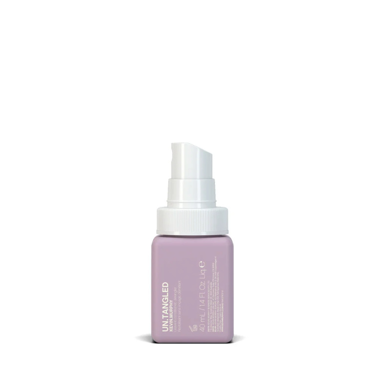 ### KEVIN.MURPHY UN.TANGLED 40 ml KEVIN.MURPHY UN.TANGLED is een verzorgende leave-in conditioner in sprayvorm die speciaal is ontwikkeld om klitten gemakkelijker te verwijderen, het haar te hydrateren en beter handelbaar te maken. De lichte formule helpt het haar te ontwarren zonder het onnodig te verzwaren. Daarnaast helpt UN.TANGLED het haar te versterken en te verzorgen en biedt het bescherming tegen hitte tot 220°C. Hierdoor is het een praktische dagelijkse verzorging voor klanten die regelmatig een föhn, stijltang of andere warmtestylingtools gebruiken. Bij flaka.be is KEVIN.MURPHY UN.TANGLED een uitstekende keuze voor droog, pluizig, krullend, golvend of moeilijk doorkambaar haar dat extra hydratatie en bescherming nodig heeft. ### Wat doet KEVIN.MURPHY UN.TANGLED? UN.TANGLED combineert meerdere functies in één product. De spray helpt klitten los te maken, waardoor het haar gemakkelijker kan worden gekamd en minder hard hoeft te worden geborsteld. Tegelijkertijd helpt de formule vocht in het haar vast te houden en ondersteunt ze de natuurlijke sterkte en soepelheid van de haarvezel. Het resultaat is haar dat zachter, gladder en gemakkelijker handelbaar aanvoelt. ### Belangrijkste voordelen KEVIN.MURPHY UN.TANGLED helpt om: * klitten gemakkelijker te verwijderen; * weerbarstig haar beter doorkambaar te maken; * droog haar te hydrateren; * vocht in het haar te helpen vasthouden; * het haar te versterken en te verzorgen; * pluis beter onder controle te houden; * het haar zachter en gladder te laten aanvoelen; * de natuurlijke glans van het haar te ondersteunen; * beschadiging tijdens het borstelen te helpen beperken; * bescherming tegen hitte tot 220°C te bieden; * het haar voor te bereiden op föhnen en styling. ### Gebruiksaanwijzing Schud KEVIN.MURPHY UN.TANGLED goed voor gebruik. Breng de spray aan op vochtig of handdoekdroog haar voordat u begint met stylen. Spray het product gelijkmatig over de lengtes en haarpunten. Besteed extra aandacht aan zones waar het haar snel in de war raakt of waar veel klitten aanwezig zijn. Kam het haar daarna voorzichtig door, bij voorkeur vanaf de haarpunten en werk geleidelijk naar boven. UN.TANGLED hoeft niet te worden uitgespoeld. Na het aanbrengen kunt u het haar natuurlijk laten drogen of verder föhnen en stylen zoals gewenst. ### Hoeveel product gebruiken? De juiste hoeveelheid is afhankelijk van de lengte, dikte en conditie van het haar. Bij kort of fijn haar zijn enkele lichte sprays meestal voldoende. Bij lang, dik, krullend of sterk verward haar kan meer product worden gebruikt. Begin altijd met een kleine hoeveelheid en voeg indien nodig extra product toe. Zo voorkomt u dat het haar onnodig wordt verzwaard. ### Hittebescherming tot 220°C Een belangrijk voordeel van KEVIN.MURPHY UN.TANGLED is de aanvullende hittebescherming. Het product helpt het haar te beschermen tegen temperaturen tot 220°C en kan daarom worden gebruikt voordat het haar wordt geföhnd of met andere warmtestylingtools wordt behandeld. Ook met hittebescherming adviseert flaka.be om altijd een temperatuur te kiezen die past bij het haartype en de conditie van het haar. Fijn, beschadigd en sterk ontkleurd haar heeft doorgaans minder hoge temperaturen nodig dan dik en gezond haar. ### Voor welk haartype? UN.TANGLED is geschikt voor verschillende haartypes en is bijzonder interessant voor: droog haar, pluizig haar, krullend haar, golvend haar, lang haar, gekleurd haar, beschadigd haar, weerbarstig haar en haar dat snel klit. Het product is ook handig voor kinderen of volwassenen met lang haar dat na het wassen moeilijk doorkambaar is. Dankzij de lichte sprayformule kan UN.TANGLED ook op fijner haar worden gebruikt wanneer een passende hoeveelheid wordt aangebracht. ### Verzorgende bestanddelen De formule bevat een combinatie van Australische fruitextracten die rijk zijn aan antioxidanten en vitaminen. Daarnaast bevat UN.TANGLED bamboe-extract, dat bekendstaat om zijn verzorgende eigenschappen en helpt de conditie en sterkte van het haar te ondersteunen. Tasmanian Pepper helpt bij de verzorging van het haar en de hoofdhuid. Aniseed Myrtle ondersteunt glans, kracht en een soepel haargevoel. Melkzuur helpt het haaroppervlak gladder en zachter te laten aanvoelen. ### Voor krullend en golvend haar UN.TANGLED is bijzonder geschikt voor krullend en golvend haar dat na het wassen snel in de war raakt. Spray het product op vochtig haar en verdeel het voorzichtig met de vingers of een grove kam. Begin altijd bij de punten en werk langzaam omhoog om onnodig trekken en haarbreuk te beperken. Daarna kan het haar natuurlijk drogen of met een diffuser worden gestyled. ### Voor gekleurd en beschadigd haar Gekleurd, ontkleurd of chemisch behandeld haar kan poreuzer worden en daardoor sneller klitten. UN.TANGLED helpt het haar gemakkelijker doorkambaar te maken, terwijl de lengtes en punten tegelijkertijd extra verzorging en hydratatie krijgen. Hierdoor hoeft minder kracht te worden gebruikt tijdens het kammen of borstelen. ### Resultaat Na gebruik voelt het haar zachter, gladder en gemakkelijker doorkambaar aan. Klitten kunnen eenvoudiger worden verwijderd en droog of weerbarstig haar krijgt een soepeler en beter verzorgd gevoel. De combinatie van ontwarring, hydratatie en hittebescherming maakt UN.TANGLED geschikt als dagelijkse leave-in verzorging. ### Gebruikstips van flaka.be flaka.be adviseert om UN.TANGLED direct na het wassen op handdoekdroog haar te gebruiken. Schud de verpakking altijd goed voordat u sprayt. Concentreer het product vooral op de middenlengtes en punten en gebruik bij fijn haar slechts een beperkte hoeveelheid. Bij sterk verward haar kunt u het product eerst enkele seconden laten verdelen voordat u begint met kammen. Kam lang of kwetsbaar haar altijd vanaf de punten naar boven in plaats van onmiddellijk vanaf de haarwortels naar beneden te trekken. ### Voorzorgsmaatregelen Alleen voor uitwendig gebruik. Vermijd rechtstreeks contact met de ogen. Bij contact met de ogen onmiddellijk grondig met water uitspoelen. Niet rechtstreeks in het gezicht sprayen. Stop het gebruik wanneer irritatie of een ongewenste reactie optreedt. Buiten het bereik van kinderen bewaren. Bewaren op een droge plaats en beschermen tegen extreme warmte en direct zonlicht. ### Inhoud 40 ml ### Producttype Ontwarrende en hydraterende leave-in conditioner met versterkende verzorging en hittebescherming tot 220°C. Ontdek professionele KEVIN.MURPHY haarverzorging voor salon- en thuisgebruik bij flaka.be.