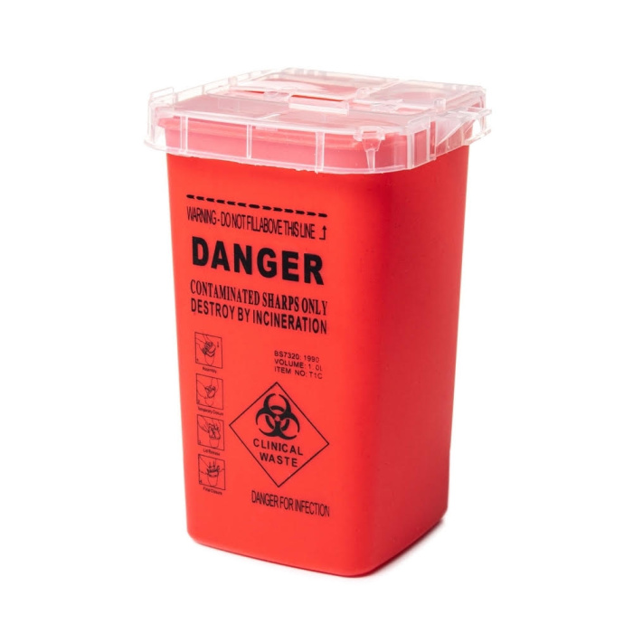 Gebruiksaanwijzing – Naaldencontainer / Sharps Container Deze veiligheidscontainer is bedoeld voor het veilig verzamelen van gebruikte en besmette scherpe voorwerpen, zoals naalden, lancetten, scheermesjes en andere medische scherpe materialen. Plaats de container op een stabiele ondergrond en open het deksel volgens het sluitmechanisme. Deponeer gebruikte scherpe voorwerpen onmiddellijk na gebruik in de container en raak ze daarna niet opnieuw aan. Vul de container nooit boven de aangegeven maximale vullijn. Wanneer de maximale vullijn is bereikt, sluit en vergrendel het deksel definitief. De container mag daarna niet meer worden geopend of hergebruikt. Belangrijk: alleen gebruiken voor scherpe medische materialen. Buiten bereik van kinderen houden. Afvoer moet gebeuren volgens de lokale voorschriften voor medisch of biologisch risicohoudend afval.