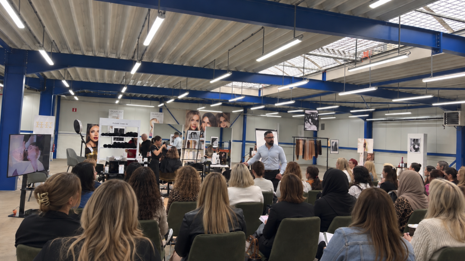 Professionele Opleiding Keratine, Hair Botox & Haarproteïne bij flaka.be Ontdek de professionele wereld van **keratine, Hair Botox en haarproteïne** tijdens de praktijkgerichte opleidingen van flaka.be. Bij flaka.be leer je hoe je verschillende haarstructuren correct analyseert en hoe je voor iedere klant de juiste behandeling kiest. We werken met professionele technieken en hoogwaardige producten voor gladder, sterker, gezonder en beter verzorgd haar. ### Wat leer je tijdens de opleiding? * Professionele keratinebehandelingen en moderne applicatietechnieken * Hair Botox voor intensieve verzorging, herstel en glans * Haarproteïne voor beschadigd, droog en verzwakt haar * Analyse van verschillende haartypes en haarstructuren * De juiste productkeuze volgens de conditie van het haar * Correcte voorbereiding, applicatie, verwerking en temperatuurgebruik * SOS-technieken voor beschadigd en elastisch haar * Hoe je het beste resultaat behaalt zonder de haarstructuur onnodig te belasten * Praktische tips voor professionele salonbehandelingen en nazorg De opleidingen van flaka.be zijn geschikt voor **kappers, haarprofessionals, studenten en gemotiveerde beginners** die zich verder willen specialiseren in keratine-, Hair Botox- en haarproteïnebehandelingen. Onze focus ligt niet alleen op het product, maar vooral op **techniek, haaranalyse en professioneel werken**. Zo leer je welke behandeling bij welk haartype past en hoe je voor iedere klant een optimaal en langdurig resultaat kunt creëren. **flaka.be – Professionele opleidingen in keratine, Hair Botox en haarproteïne.