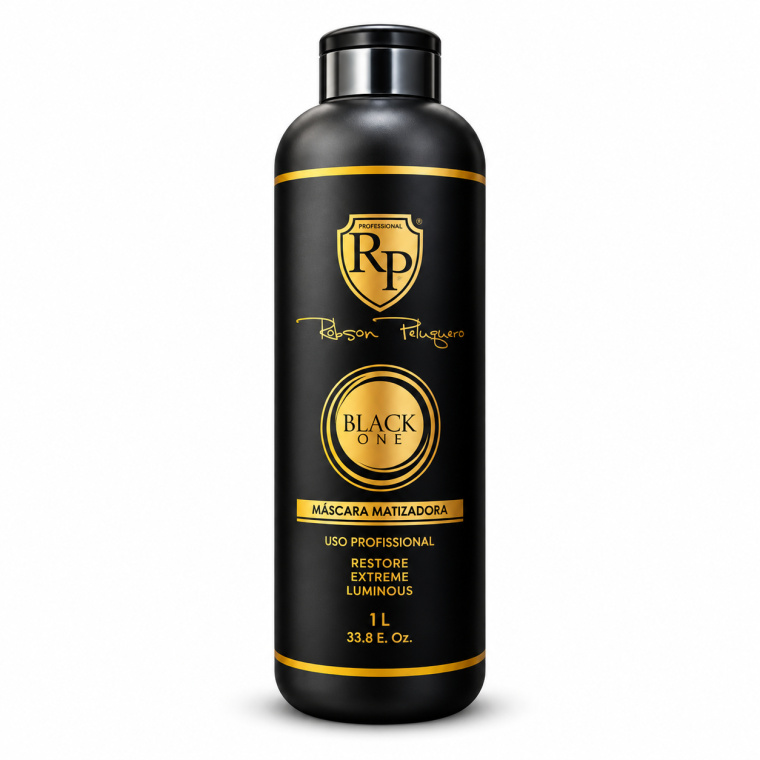 Robson Peluquero Black One Máscara Matizadora 1L – Intensieve Toner & Verzorging De Robson Peluquero Black One Máscara Matizadora 1L is een professionele kleurverzorgende haarmasker voor wie het haar een diepere, intensere en glanzendere donkere uitstraling wil geven. De formule is ontwikkeld voor professioneel gebruik en combineert verzorging met kleurcorrectie en toning. Black One is bijzonder interessant voor donker, zwart, gekleurd of dof haar dat opnieuw meer diepte, glans en een verzorgde uitstraling nodig heeft. Het masker helpt ongewenste doffe nuances visueel te verminderen en ondersteunt een rijkere, krachtigere kleurbeleving. Waarom kiezen voor Robson Peluquero Black One? De kracht van Black One zit in de combinatie van toning en intensieve haarverzorging. Het product is niet enkel bedoeld om de kleur optisch te verdiepen, maar helpt het haar tegelijkertijd zachter, soepeler en glanzender te laten aanvoelen. Ideaal voor professioneel gebruik na kleurbehandelingen of als onderhoud tussen salonbezoeken. Belangrijkste voordelen - Professioneel kleurcorrigerend haarmasker - Helpt donkere en zwarte nuances te intensiveren - Geeft het haar meer glans en kleurendiepte - Ideaal voor dof of kleurbehandeld haar - Verzorgende maskerwerking - Helpt het haar zachter en beter handelbaar te maken - Geschikt voor salon- en professioneel thuisgebruik - Grote professionele verpakking van 1 liter Voor welk haartype? Black One is vooral geschikt voor: - zwart haar - donkerbruin haar - gekleurd donker haar - dof haar - poreus haar - haar waarvan de kleur zijn intensiteit verloren heeft - haar dat extra glans en verzorging nodig heeft Omdat het een sterk gepigmenteerd product betreft, is het belangrijk om vooraf rekening te houden met de huidige haarkleur en poreusheid. Hoe gebruik je Black One? Was het haar eerst met een geschikte shampoo. Verwijder overtollig water met een handdoek. Breng handschoenen aan en verdeel het product gelijkmatig over de gewenste zones. Kam het haar voorzichtig door voor een gelijkmatige verdeling. Laat het product gecontroleerd inwerken. De exacte inwerktijd hangt af van de gewenste kleurintensiteit en de conditie van het haar. Controleer het resultaat regelmatig. Spoel daarna grondig uit met water. Professionele tip Op zeer poreus of sterk geblondeerd haar kan pigment sneller en intenser hechten. Voer daarom bij twijfel altijd eerst een loktest uit. Gebruik handschoenen tijdens het aanbrengen en voorkom contact met kleding, handdoeken en poreuze oppervlakken omdat kleurpigmenten vlekken kunnen veroorzaken. Resultaat Bij correct gebruik helpt Black One het haar: - dieper en rijker van kleur te laten ogen - meer glans te geven - een doffe uitstraling te verminderen - zachter te laten aanvoelen - beter handelbaar te maken - professioneel verzorgd af te werken Voor salonprofessionals Dankzij de royale 1 liter verpakking is Robson Peluquero Black One bijzonder geschikt voor salons die regelmatig werken met kleurcorrectie, toning en onderhoud van donkere haarkleuren. Het masker kan worden ingezet als onderdeel van een professionele kleurservice of als onderhoudsbehandeling voor klanten die hun donkere kleur langer intens willen houden. Premium webshoptekst Robson Peluquero Black One Máscara Matizadora 1L is een professioneel kleurverzorgend masker voor donker en zwart haar. De intensieve toning helpt de haarkleur rijker en dieper te laten ogen, terwijl de verzorgende werking het haar zachter, soepeler en glanzender maakt. Ideaal voor professioneel kleuronderhoud en voor klanten die hun donkere haarkleur opnieuw intensiteit en uitstraling willen geven. Verkrijgbaar bij Flaka.be.