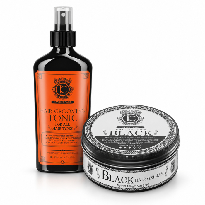 Lavish Care Duo Pack – Hair Grooming Tonic 300 ml + Black Hair Gel Jam 100 g Deze Lavish Care Duo Pack combineert een professionele grooming tonic met een sterke stylinggel in jamvorm. De set bestaat uit Lavish Care Hair Grooming Tonic 300 ml en Lavish Care Black Hair Gel Jam 100 g. De Hair Grooming Tonic helpt het haar op te frissen en beter handelbaar te maken vóór het stylen. De Black Hair Gel Jam geeft daarna stevige, flexibele controle en helpt het kapsel strak en verzorgd in model te houden. Belangrijkste voordelen - Complete barberroutine in 2 stappen - Verfrist en verzorgt het haar - Helpt het haar beter handelbaar te maken - Ideaal als voorbereiding vóór föhnen en styling - Black Hair Gel Jam geeft stevige en flexibele hold - Geeft duidelijke definitie - Geschikt voor korte en middellange kapsels - Ideaal voor klassieke en moderne barberlooks - Geschikt voor professioneel en thuisgebruik Gebruiksaanwijzing Breng eerst een kleine hoeveelheid Hair Grooming Tonic aan op droog of licht vochtig haar. Verdeel het product gelijkmatig door het haar en kam het door. Föhn het haar indien gewenst alvast in de gewenste richting. Neem daarna een kleine hoeveelheid Black Hair Gel Jam uit de pot en verdeel het product tussen de handpalmen. Breng het gelijkmatig aan op het haar en style met de vingers of een kam. Voor extra stevigheid kun je in meerdere dunne lagen werken. Professionele barbertip Gebruik de Hair Grooming Tonic vóór het föhnen om het haar gemakkelijker in model te brengen. Breng daarna de Black Hair Gel Jam aan voor meer controle, definitie en een strakke afwerking. Ideaal voor kapsels zoals - slick back - side part - quiff - pompadour - korte barbercuts - strakke contourstyling - nette dagelijkse looks Productinformatie Merk: Lavish Care Set: Hair Grooming Tonic + Black Hair Gel Jam Hair Grooming Tonic: 300 ml Black Hair Gel Jam: 100 g Doelgroep: Heren Gebruik: Professioneel en thuis Producttype: Barber verzorging + styling duo Hold: Sterk en flexibel Finish: Verzorgd en gedefinieerd Lavish Care bij Flaka.be Ontdek deze Lavish Care Duo Pack bij Flaka.be voor professionele haarverzorging, sterke styling en een verzorgde barberfinish. Flaka.be – professionele barberproducten voor salon en thuis.
