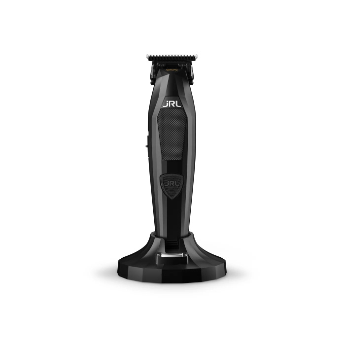 NU IN RECLAME – JRL Diamante Trimmer Black De JRL Diamante Trimmer Black is een professionele draadloze precisietrimmer voor barbers en kappers die maximale controle, kracht en nauwkeurigheid verwachten. Deze trimmer is ideaal voor strakke haarlijnen, baardcontouren, neklijnen, designs en professioneel detailwerk. De krachtige brushless motor van 8.200 RPM levert constante prestaties, terwijl de 2000 mAh lithium-ion batterij zorgt voor een lange gebruiksduur. Dankzij het ergonomische ontwerp ligt de trimmer comfortabel in de hand, ook tijdens langdurig en intensief gebruik. Waarom kiezen voor de JRL Diamante Trimmer Black? Deze trimmer combineert krachtige prestaties met zeer nauwkeurig detailwerk. De combinatie van een snelle motor, professionele batterij en bijna zero-gap T-blade maakt dit model bijzonder geschikt voor scherpe lijnen en ultrafijne afwerking. Belangrijkste kenmerken - Brushless motor met 8.200 RPM - 5V Boost en extra koppeltechnologie - 5e generatie Parallel Motion Blade - Vast mes van 42 mm - Bijna zero-gap afstelling - Meerkleurige LED-statusindicator - JRL-logo geeft batterijstatus en vermogen weer - 2000 mAh batterij - Tot ongeveer 3 uur gebruiksduur - Volledig opgeladen in ongeveer 2 uur - Geschikt voor professioneel dagelijks gebruik Ideaal voor - haarlijnen - baardcontouren - neklijnen - detailwerk - designs - finishing - fades - precisiewerk rond oren en slapen Wat zit er in de verpakking? - Reset IQ™ laadstation - 5 opzetkammen - EZ-Gap instelgereedschap - mesbeschermer - reinigingsborstel - smeerolie Premium webshoptekst De JRL Diamante Trimmer Black is ontwikkeld voor professionals die geen compromis willen tussen kracht, precisie en comfort. Met zijn 8.200 RPM brushless motor, 42 mm precisieblad en lange batterijduur is deze trimmer perfect voor strakke lijnen, contouren en detailwerk. Nu in reclame bij Flaka.be.