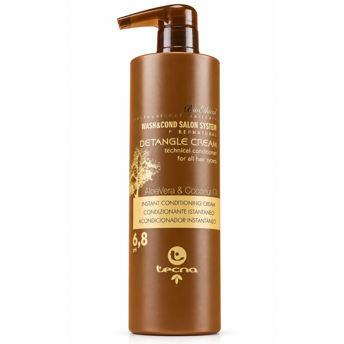 TECNA BioEthical Detangle Cream – Aloe Vera & Coconut Oil De TECNA BioEthical Detangle Cream is een professionele conditioner voor alle haartypes. De formule is ontwikkeld om het haar snel zachter, soepeler en gemakkelijker doorkambaar te maken. Ideaal voor haar dat snel klit, droog aanvoelt of extra verzorging nodig heeft na het wassen. Volgens de productverpakking bevat de formule Aloe Vera en Coconut Oil en heeft het product een pH van 6,8. Belangrijkste voordelen - Helpt klitten makkelijker los te maken - Verbetert de doorkambaarheid - Maakt het haar zachter en soepeler - Helpt droog en weerbarstig haar te verzorgen - Geschikt voor alle haartypes - Met Aloe Vera en Coconut Oil - pH 6,8 volgens de verpakking - Ideaal voor professioneel salon- en thuisgebruik Voor welk haartype? Bijzonder geschikt voor: - droog haar - pluizig haar - weerbarstig haar - lang haar dat snel klit - chemisch behandeld haar - normaal haar dat extra zachtheid nodig heeft - alle haartypes die makkelijker doorkambaar moeten worden Gebruiksaanwijzing Was het haar eerst met een geschikte shampoo. Breng daarna een passende hoeveelheid TECNA BioEthical Detangle Cream aan op de lengtes en punten. Verdeel het product gelijkmatig en kam het haar voorzichtig door. Laat enkele minuten inwerken. Spoel daarna grondig uit met lauwwarm water. Professionele tip Gebruik vooral op de lengtes en punten. Bij fijn haar volstaat een kleine hoeveelheid zodat het haar luchtig blijft. Voor lang, droog of sterk klittend haar kan je het product sectie per sectie verdelen voor een gelijkmatiger resultaat. Resultaat Na gebruik voelt het haar: - zachter - soepeler - makkelijker doorkambaar - minder droog - minder weerbarstig - verzorgd en gladder Premium webshoptekst TECNA BioEthical Detangle Cream is een professionele instant conditioning cream voor alle haartypes. De formule met Aloe Vera en Coconut Oil helpt het haar snel te ontwarren, zachter te maken en beter handelbaar te maken. Ideaal voor dagelijks gebruik en voor haar dat extra verzorging en souplesse nodig heeft. Verkrijgbaar bij Flaka.be.