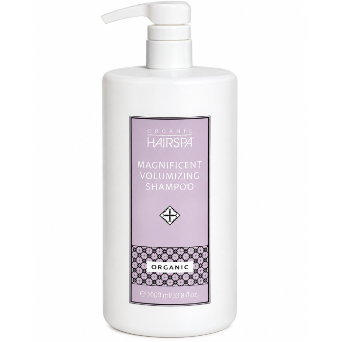 Organic HairSpa Magnificent Volumizing Shampoo 1000 ml Organic HairSpa Magnificent Volumizing Shampoo 1000 ml is een professionele volumeshampoo die speciaal is ontwikkeld voor fijn, futloos of volumeloos haar. De formule reinigt het haar mild maar doeltreffend en helpt tegelijkertijd om het haar voller, luchtiger en sterker te laten aanvoelen. De shampoo vormt een romig schuim dat vuil, talg en productresten verwijdert zonder het haar onnodig uit te drogen. Dankzij de lichte formule blijft het haar soepel en beweeglijk, terwijl het meer body en een verzorgde glans krijgt. Deze grootverpakking van 1000 ml is bijzonder geschikt voor professioneel salongebruik en voor klanten die hun favoriete volumeshampoo regelmatig gebruiken. Voordelen - Geeft fijn en futloos haar meer volume en body - Reinigt mild zonder het haar zwaar te maken - Helpt het haar zachter en voller te laten aanvoelen - Ondersteunt een gladder haaroppervlak - Helpt oppervlakkige beschadiging van de haarschubben te verzorgen - Draagt bij aan een verzorgde, gezonde uitstraling - Verbetert de glans van het haar - Lichte formule, ideaal voor haar dat snel verzwaard raakt - Geschikt voor regelmatig gebruik - Professioneel grootformaat van 1000 ml Shine Complex De formule bevat een Shine Complex, ontwikkeld om de natuurlijke glans van het haar te ondersteunen. Hierdoor ziet het haar er na het wassen gladder, frisser en levendiger uit. Voor welk haartype? Magnificent Volumizing Shampoo is vooral geschikt voor: - Fijn haar - Dun of futloos haar - Haar met weinig natuurlijke body - Haar dat snel plat valt - Haar dat meer volume nodig heeft zonder zwaar aan te voelen - Normaal haar dat extra luchtigheid en glans kan gebruiken Gebruik Maak het haar volledig nat. Breng een geschikte hoeveelheid Magnificent Volumizing Shampoo aan op de hoofdhuid en het haar. Masseer zachtjes tot er een romig schuim ontstaat en verdeel het product goed over de hoofdhuid en lengtes. Spoel vervolgens grondig uit. Herhaal indien nodig. Voor het beste resultaat kan de shampoo worden gecombineerd met Organic HairSpa Magnificent Volumizing Conditioner. Professionele tip Gebruik niet te veel shampoo in één keer. Een kleine hoeveelheid die goed over nat haar wordt verdeeld is meestal voldoende. Werk na het wassen met een lichte conditioner om het volume te behouden en het haar niet onnodig te verzwaren. Waarom Magnificent Volumizing? De Magnificent Volumizing-lijn is ontwikkeld als basis voor voller en luchtiger haar. De combinatie van reiniging, verzorging en glansondersteuning maakt de lijn ideaal voor klanten die meer volume willen zonder in te leveren op zachtheid en bewegelijkheid. Professionele haarverzorging bij Flaka.be