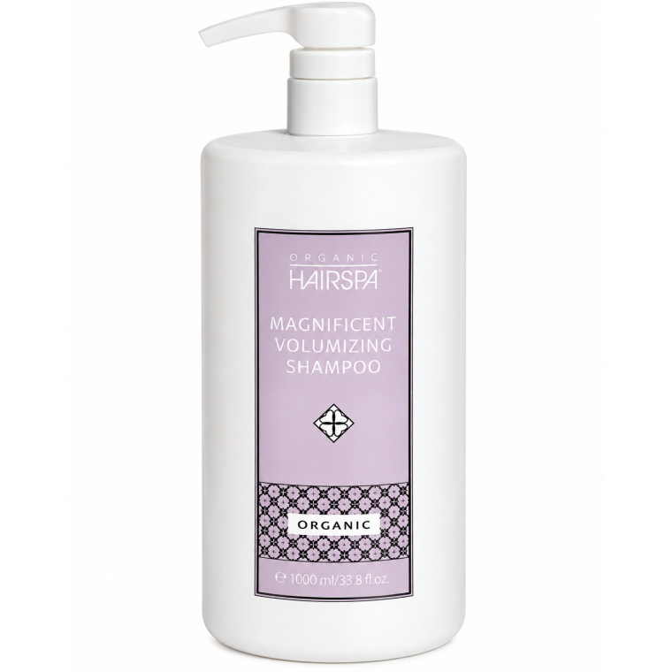 Organic HairSpa Magnificent Volumizing Shampoo 1000 ml Organic HairSpa Magnificent Volumizing Shampoo 1000 ml is een professionele volumeshampoo die speciaal is ontwikkeld voor fijn, futloos of volumeloos haar. De formule reinigt het haar mild maar doeltreffend en helpt tegelijkertijd om het haar voller, luchtiger en sterker te laten aanvoelen. De shampoo vormt een romig schuim dat vuil, talg en productresten verwijdert zonder het haar onnodig uit te drogen. Dankzij de lichte formule blijft het haar soepel en beweeglijk, terwijl het meer body en een verzorgde glans krijgt. Deze grootverpakking van 1000 ml is bijzonder geschikt voor professioneel salongebruik en voor klanten die hun favoriete volumeshampoo regelmatig gebruiken. Voordelen - Geeft fijn en futloos haar meer volume en body - Reinigt mild zonder het haar zwaar te maken - Helpt het haar zachter en voller te laten aanvoelen - Ondersteunt een gladder haaroppervlak - Helpt oppervlakkige beschadiging van de haarschubben te verzorgen - Draagt bij aan een verzorgde, gezonde uitstraling - Verbetert de glans van het haar - Lichte formule, ideaal voor haar dat snel verzwaard raakt - Geschikt voor regelmatig gebruik - Professioneel grootformaat van 1000 ml Shine Complex De formule bevat een Shine Complex, ontwikkeld om de natuurlijke glans van het haar te ondersteunen. Hierdoor ziet het haar er na het wassen gladder, frisser en levendiger uit. Voor welk haartype? Magnificent Volumizing Shampoo is vooral geschikt voor: - Fijn haar - Dun of futloos haar - Haar met weinig natuurlijke body - Haar dat snel plat valt - Haar dat meer volume nodig heeft zonder zwaar aan te voelen - Normaal haar dat extra luchtigheid en glans kan gebruiken Gebruik Maak het haar volledig nat. Breng een geschikte hoeveelheid Magnificent Volumizing Shampoo aan op de hoofdhuid en het haar. Masseer zachtjes tot er een romig schuim ontstaat en verdeel het product goed over de hoofdhuid en lengtes. Spoel vervolgens grondig uit. Herhaal indien nodig. Voor het beste resultaat kan de shampoo worden gecombineerd met Organic HairSpa Magnificent Volumizing Conditioner. Professionele tip Gebruik niet te veel shampoo in één keer. Een kleine hoeveelheid die goed over nat haar wordt verdeeld is meestal voldoende. Werk na het wassen met een lichte conditioner om het volume te behouden en het haar niet onnodig te verzwaren. Waarom Magnificent Volumizing? De Magnificent Volumizing-lijn is ontwikkeld als basis voor voller en luchtiger haar. De combinatie van reiniging, verzorging en glansondersteuning maakt de lijn ideaal voor klanten die meer volume willen zonder in te leveren op zachtheid en bewegelijkheid. Professionele haarverzorging bij Flaka.be