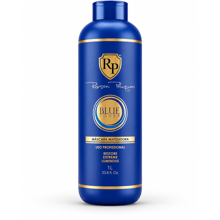 Robson Peluquero Blue Toner 1L – Professionele Toning Mask De Robson Peluquero Blue Toner 1L is een professionele gepigmenteerde toning mask voor blond, geblondeerd en opgelicht haar. Deze blauwe toner is ontwikkeld om ongewenste warme nuances te helpen corrigeren en het haar een koelere, frissere en meer verfijnde uitstraling te geven. De formule werkt met directe pigmentdepositie en heeft geen developer nodig. Tijdens de toning krijgt het haar tegelijkertijd verzorging, wat helpt om zachtheid en glans te behouden. Belangrijkste voordelen - Professionele blauwe toning mask - Inhoud: 1 liter - Voor blond, geblondeerd en opgelicht haar - Helpt ongewenste warme en gelige nuances te verminderen - Geeft een koelere, meer platinum uitstraling - Directe pigmentdepositie - Geen oxidant/developer nodig - Verzorgende maskerwerking - Helpt het haar zachter en glanzender te maken - Geschikt voor professioneel salongebruik Voor welk haartype? Geschikt voor: - blond haar - geblondeerd haar - highlights - opgelicht haar - haar met ongewenste warme nuances - poreus blond haar - haar dat een koelere of platinum finish nodig heeft Hoe gebruik je Blue Toner? Breng het product aan op schoon haar dat vrij is van productresten. Verdeel het haar in secties en breng de toner gelijkmatig aan, lok voor lok. Masseer het product goed door het haar voor een egale verdeling. Laat het product gecontroleerd inwerken, afhankelijk van de uitgangskleur, poreusheid en het gewenste resultaat. Controleer de kleurontwikkeling regelmatig. Wanneer de gewenste tint is bereikt, grondig uitspoelen met water. Professionele tip Voer bij zeer poreus, sterk geblondeerd of kwetsbaar haar eerst een loktest uit. Blauwe pigmenten kunnen op poreuze zones sneller en sterker pakken. Werk daarom gecontroleerd en controleer de kleur tijdens de volledige inwerktijd. Gebruik geschikte handschoenen tijdens het aanbrengen. Resultaat Bij correct gebruik helpt Robson Peluquero Blue Toner: - warme nuances te verminderen - blond koeler te laten ogen - een meer platinum uitstraling te creëren - kleurresultaten egaler te maken - extra glans te geven - het haar professioneel verzorgd af te werken Premium webshoptekst De Robson Peluquero Blue Toner 1L is een professionele toning mask voor blond, geblondeerd en opgelicht haar. De directe blauwe pigmenten helpen ongewenste warme nuances te corrigeren en ondersteunen een koelere, helderdere en meer platinum blonde finish. De verzorgende maskerbasis maakt deze toner ideaal voor professioneel kleuronderhoud en salonbehandelingen waarbij zowel kleurcorrectie als haarverzorging belangrijk zijn. Verkrijgbaar bij Flaka.be.