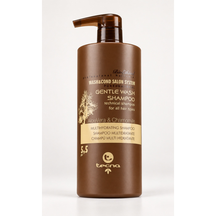 bu urun hakinda tum bilgiler TECNA BioEthical Gentle Wash Shampoo 750 ml De TECNA BioEthical Gentle Wash Shampoo is een milde, hydraterende shampoo voor dagelijks en professioneel gebruik. De formule is ontwikkeld om het haar zorgvuldig te reinigen zonder het onnodig uit te drogen en is geschikt voor alle haartypes. Volgens de productverpakking bevat de shampoo Aloe Vera en Kamille en heeft hij een pH van 5,5, wat hem geschikt maakt voor een zachte en verzorgende reinigingsroutine. Belangrijkste voordelen Milde reiniging van haar en hoofdhuid Geschikt voor alle haartypes Helpt het haar zacht en verzorgd te houden Ondersteunt een goede vochtbalans Met Aloe Vera en Kamille pH 5,5 volgens de verpakking Ideaal voor regelmatig gebruik Geschikt voor professioneel salon- en thuisgebruik Voor welk haartype? Bijzonder geschikt voor: normaal haar droog haar gevoelig haar chemisch behandeld haar haar dat regelmatig gewassen wordt alle haartypes die behoefte hebben aan een milde reiniging Gebruiksaanwijzing Maak het haar volledig nat. Breng een passende hoeveelheid TECNA Gentle Wash Shampoo aan op de hoofdhuid en lengtes. Masseer zachtjes in tot het product goed verdeeld is. Spoel zorgvuldig uit met lauwwarm water. Herhaal indien nodig. Gebruik daarna eventueel een conditioner of treatment die past bij het haartype. Professionele tip Deze shampoo is ideaal wanneer je op zoek bent naar een zachte dagelijkse reiniging. Door de milde formule is hij geschikt als basis binnen verschillende professionele haarverzorgingsroutines. Resultaat Na gebruik voelt het haar: schoon fris zachter soepeler verzorgd comfortabel aan op de hoofdhuid Premium webshoptekst TECNA BioEthical Gentle Wash Shampoo 750 ml is een professionele, hydraterende shampoo voor alle haartypes. De formule met Aloe Vera en Kamille reinigt het haar op milde wijze en helpt het zacht, soepel en verzorgd te houden. Met een pH van 5,5 is deze shampoo ideaal voor regelmatig gebruik in zowel de kapsalon als thuis. Verkrijgbaar bij Flaka.be.