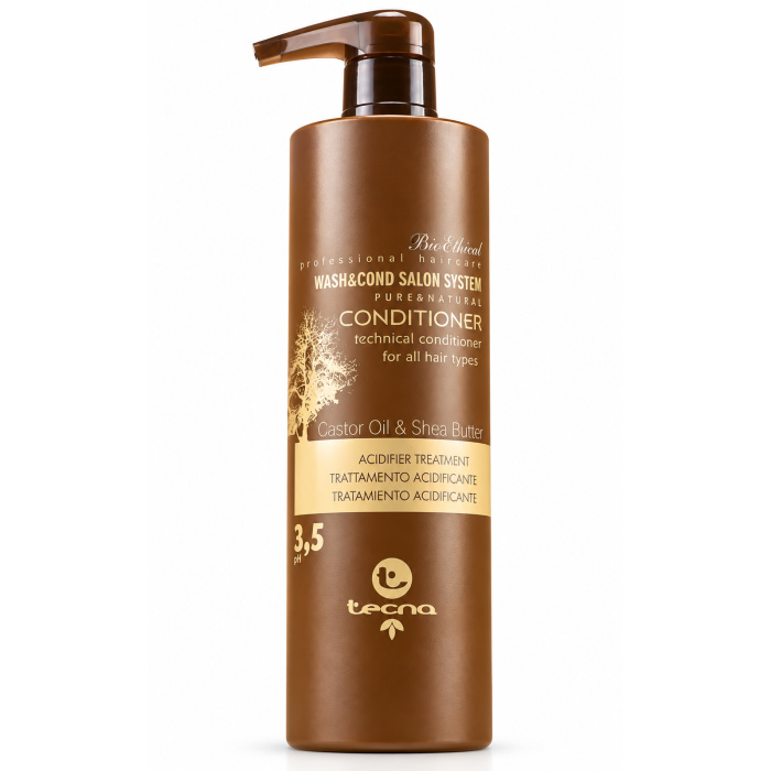 TECNA BioEthical Conditioner – Castor Oil & Shea Butter De TECNA BioEthical Conditioner is een professionele conditioner voor alle haartypes. De formule is ontwikkeld om het haar zachter, soepeler en beter handelbaar te maken en helpt de haarvezel na het wassen te verzorgen en te verzachten. Volgens de productverpakking bevat deze conditioner Castor Oil en Shea Butter en heeft hij een pH van 3,5. Daardoor is hij bijzonder geschikt als verzorgende en verzachtende stap na het reinigen van het haar. Belangrijkste voordelen - Geschikt voor alle haartypes - Helpt het haar zachter en soepeler te maken - Ondersteunt een betere doorkambaarheid - Helpt droog en weerbarstig haar te verzorgen - Geeft het haar een verzorgde, gladde finish - Met Castor Oil en Shea Butter - pH 3,5 volgens de verpakking - Geschikt voor professioneel salon- en thuisgebruik Voor welk haartype? Bijzonder geschikt voor: - normaal haar - droog haar - beschadigd haar - chemisch behandeld haar - pluizig haar - haar dat moeilijk doorkambaar is - alle haartypes die extra zachtheid nodig hebben Gebruiksaanwijzing Was het haar eerst met een geschikte shampoo. Breng daarna een passende hoeveelheid TECNA BioEthical Conditioner aan op de lengtes en punten. Verdeel het product gelijkmatig en kam het haar eventueel voorzichtig door. Laat enkele minuten inwerken. Spoel daarna grondig uit met lauwwarm water. Professionele tip Gebruik de conditioner vooral op de lengtes en punten. Bij fijn haar is een kleinere hoeveelheid voldoende, zodat het haar luchtig blijft. Voor droog of sterk behandeld haar kan je de conditioner iets langer laten inwerken. Resultaat Na gebruik voelt het haar: - zachter - soepeler - gladder - beter handelbaar - minder droog - professioneel verzorgd Premium webshoptekst TECNA BioEthical Conditioner met Castor Oil & Shea Butter is een professionele verzorging voor alle haartypes. De formule helpt het haar zachter, soepeler en beter handelbaar te maken en ondersteunt een gladde, verzorgde salonfinish. Met Castor Oil, Shea Butter en een pH van 3,5 is deze conditioner een ideale verzorgende stap na het wassen. Verkrijgbaar bij Flaka.be.