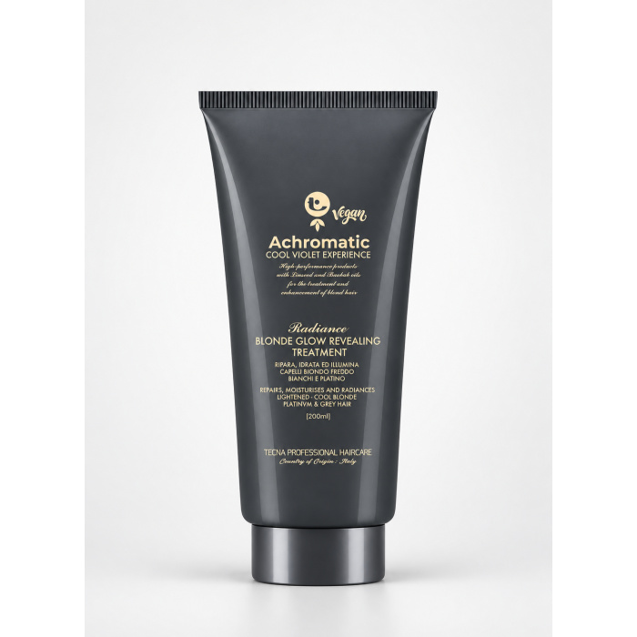 TECNA Achromatic Radiance Blonde Glow Revealing Treatment 200 ml De TECNA Achromatic Radiance Blonde Glow Revealing Treatment is een professionele verzorgende behandeling voor blond, geblondeerd, platinum, wit en grijs haar. De formule is ontwikkeld om het haar intensief te verzorgen, zachter te maken en de helderheid en glans van koele blonde tinten te ondersteunen. Volgens de verpakking maakt het product deel uit van de Achromatic Cool Violet Experience en bevat de lijn onder andere lijnzaadolie en baobabolie. Het product is bovendien vegan volgens de verpakking. Belangrijkste voordelen - Intensieve verzorging voor blond en geblondeerd haar - Helpt het haar zachter en soepeler te maken - Ondersteunt een glanzende en heldere blonde uitstraling - Ideaal voor koel blond, platinum, wit en grijs haar - Helpt droog en poreus haar beter handelbaar te maken - Geeft een meer verzorgde salonfinish - Met lijnzaadolie en baobabolie - Vegan volgens de verpakking - Geschikt voor professioneel salon- en thuisgebruik Voor welk haartype? Bijzonder geschikt voor: - natuurlijk blond haar - geblondeerd haar - platinum blond haar - wit en grijs haar - highlights en balayage - droog of poreus blond haar - haar dat extra zachtheid en glans nodig heeft Gebruiksaanwijzing Was het haar eerst met een geschikte shampoo, bij voorkeur een shampoo uit de TECNA Achromatic-lijn. Verwijder overtollig water met een handdoek. Breng een passende hoeveelheid TECNA Achromatic Radiance Treatment aan op de lengtes en punten. Verdeel het product gelijkmatig en kam het haar voorzichtig door. Laat enkele minuten inwerken. Spoel daarna grondig uit met lauwwarm water. Style het haar vervolgens zoals gewenst. Professionele tip Bij zeer poreus, sterk gebleekt of beschadigd haar kan je het product vooral op de lengtes en punten aanbrengen en de inwerktijd zorgvuldig opvolgen. Voor een compleet resultaat combineer je deze treatment met de TECNA Achromatic Violet Shampoo. Resultaat Na gebruik voelt het haar: - zachter - soepeler - beter handelbaar - meer gevoed - glanzender - professioneler verzorgd Premium webshoptekst TECNA Achromatic Radiance Blonde Glow Revealing Treatment 200 ml is een luxe professionele verzorging voor blond, platinum en grijs haar. De behandeling helpt het haar intensief te voeden, zachter te maken en de glans en helderheid van koele blonde tinten te versterken. Ideaal voor klanten die hun blonde haar gezond, verzorgd en stralend willen houden. Verkrijgbaar bij Flaka.be.