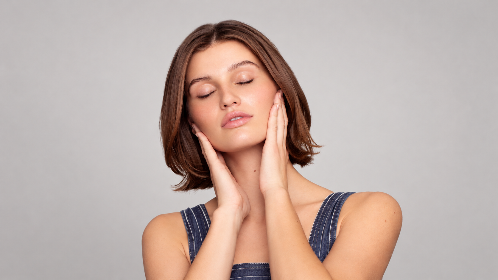 Organic HairSpa – Luxe Verzorging voor Gezond, Glanzend en Sterk Haar De Organic HairSpa-lijn combineert verzorging, zachtheid en een luxe spa-gevoel in één professionele haarverzorgingsroutine. De formules zijn ontwikkeld om het haar intensief te verzorgen, de natuurlijke glans te versterken en het haar soepeler en beter handelbaar te maken zonder het zwaar te laten aanvoelen. Perfect voor droog, dof, behandeld of vermoeid haar dat behoefte heeft aan extra voeding en een verzorgde finish. Bij regelmatig gebruik helpt Organic HairSpa het haar zachter, gladder en gezonder te laten ogen. Belangrijkste voordelen: - Verzorgt en verzacht het haar - Helpt droog en dof haar meer glans te geven - Ondersteunt een gladder en soepeler haaroppervlak - Maakt het haar gemakkelijker doorkambaar - Geeft een luxe, professionele salonfinish - Geschikt voor regelmatig gebruik Ontdek de professionele Organic HairSpa collectie bij Flaka.be en geef het haar de verzorging en glans van een echte spa-behandeling.