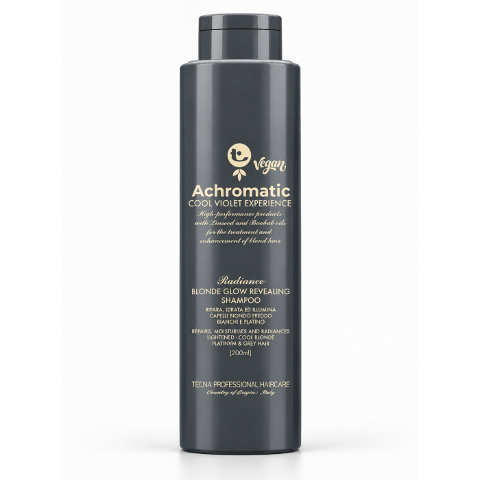 TECNA Achromatic Cool Violet Experience – Radiance Blonde Glow Revealing Shampoo 200 ml De TECNA Achromatic Radiance Blonde Glow Revealing Shampoo is een professionele violet shampoo voor blond, geblondeerd, platinum en grijs haar. De formule is ontwikkeld om koele haartinten te ondersteunen en het haar tegelijkertijd te reinigen, verzorgen en meer glans te geven. Volgens de productverpakking bevat de lijn lijnzaadolie en baobabolie en is het product vegan. Belangrijkste voordelen - Speciaal ontwikkeld voor blond, platinum en grijs haar - Helpt koele tinten mooi tot hun recht te laten komen - Ondersteunt het neutraliseren van ongewenste warme/geelachtige nuances - Reinigt het haar op professionele wijze - Helpt het haar zachter en verzorgder te laten aanvoelen - Geeft een mooiere glans aan blond haar - Met lijnzaadolie en baobabolie - Vegan volgens de verpakking - Geschikt voor professioneel salon- en thuisgebruik Voor welk haartype? Bijzonder geschikt voor: - natuurlijk blond haar - geblondeerd haar - highlights en balayage - platinum blond haar - wit en grijs haar - haar waarin warme of gelige nuances zichtbaar worden Gebruiksaanwijzing Maak het haar volledig nat. Breng een kleine hoeveelheid TECNA Achromatic Radiance Shampoo gelijkmatig aan op de hoofdhuid en lengtes. Masseer voorzichtig in tot het product goed verdeeld is. Laat kort inwerken, afhankelijk van de gewenste koele werking en de conditie van het haar. Spoel daarna zeer grondig uit met lauwwarm water. Herhaal indien nodig. Gebruik vervolgens een geschikte conditioner of treatment voor blond haar. Professionele tip Violet shampoos kunnen op zeer poreus, sterk gebleekt of beschadigd haar sneller pigment afgeven. Controleer daarom tijdens de inwerktijd regelmatig het resultaat. Bij zeer licht of poreus haar eerst kort gebruiken en de inwerktijd geleidelijk opbouwen. Resultaat Na gebruik helpt de shampoo het haar: - frisser blond te laten ogen - koelere nuances te behouden - ongewenste warmte te verminderen - meer glans te geven - zachter en verzorgder te laten aanvoelen Premium webshoptekst TECNA Achromatic Cool Violet Experience Radiance Blonde Glow Revealing Shampoo is een luxe professionele violet shampoo voor blond, platinum en grijs haar. De formule helpt warme en geelachtige nuances onder controle te houden en ondersteunt een helder, koel en stralend blond resultaat. Met verzorgende lijnzaad- en baobabolie voor een mooie combinatie van kleurverzorging, zachtheid en glans. Verkrijgbaar bij Flaka.be.