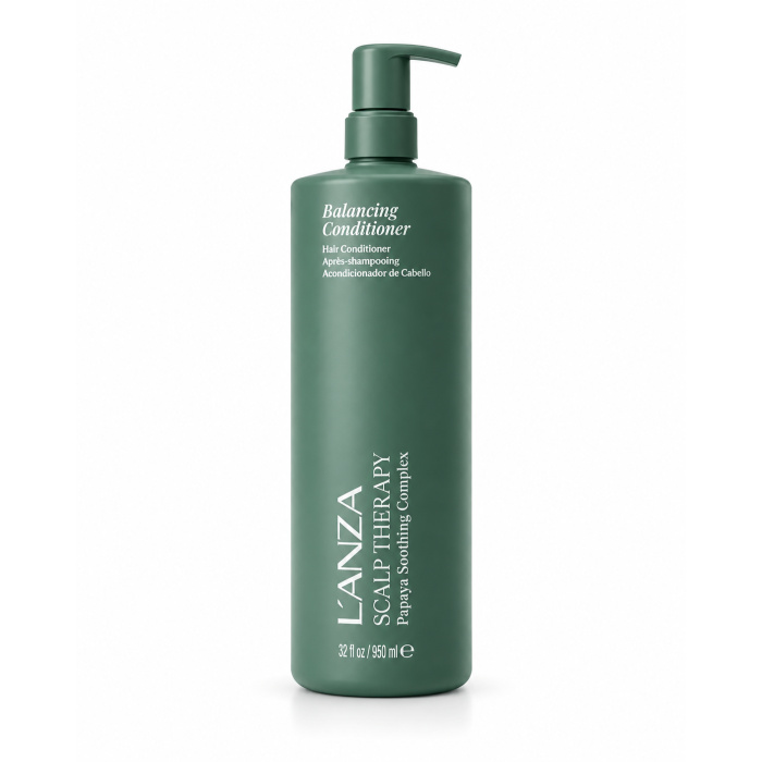 L’ANZA Scalp Therapy Balancing Conditioner 950 ml – Gebruiksaanwijzing De L’ANZA Scalp Therapy Balancing Conditioner 950 ml is een professionele conditioner voor haar en hoofdhuid. De formule met Papaya Soothing Complex is ontwikkeld om het haar zacht, soepel en beter doorkambaar te maken, terwijl de hoofdhuid comfortabel en verzorgd aanvoelt. Zo gebruik je de conditioner Was het haar eerst grondig met een geschikte L’ANZA Scalp Therapy Shampoo. Spoel de shampoo volledig uit en knijp daarna voorzichtig het overtollige water uit het haar. Het haar mag vochtig zijn, maar niet kletsnat. Breng vervolgens een passende hoeveelheid Balancing Conditioner aan op het haar. Verdeel het product vooral over de lengtes en punten. Wanneer de hoofdhuid extra verzorging nodig heeft, kan een kleine hoeveelheid ook voorzichtig dichter bij de haaraanzet worden verdeeld. Masseer de conditioner rustig in en verdeel het product gelijkmatig met de vingers of een grove kam. Laat de conditioner enkele minuten inwerken. Spoel daarna grondig uit met lauwwarm water totdat er geen productresten meer in het haar aanwezig zijn. Hoeveel product gebruiken? Bij kort of fijn haar is een kleine hoeveelheid meestal voldoende. Bij lang, dik, droog of poreus haar kan iets meer product worden gebruikt. Begin liever met weinig product en voeg indien nodig extra toe. Te veel conditioner kan vooral fijn haar onnodig zwaar maken. Professionele salonroutine Voor een complete Scalp Therapy-behandeling kun je deze volgorde gebruiken: 1. Pre-Wash Oil Gebruik vóór het wassen wanneer de hoofdhuid extra verzorging of reiniging nodig heeft. 2. Balancing Shampoo Reinig haar en hoofdhuid zorgvuldig. 3. Balancing Conditioner Verzorg de lengtes en punten en help het haar zachter en beter handelbaar te maken. 4. Balancing Leave-On Serum Breng na het wassen rechtstreeks op de hoofdhuid aan en spoel niet uit. Voor welk haar is dit ideaal? De conditioner is geschikt voor verschillende haartypes en is vooral prettig bij: - droog of ruw aanvoelend haar - haar dat moeilijk doorkambaar is - haar dat snel pluist - hoofdhuid die extra verzorging nodig heeft - een complete scalp-care routine - professioneel salon- en thuisgebruik Professionele tips Gebruik op fijn haar vooral op de lengtes en punten en vermijd een te grote hoeveelheid bij de haaraanzet. Bij dik, krullend of droog haar mag de conditioner iets royaler worden aangebracht. Kam het haar tijdens de inwerktijd voorzichtig door met een grove kam voor een gelijkmatige verdeling. Gebruik niet te heet water bij het uitspoelen. Lauwwarm water is aangenamer voor haar en hoofdhuid. Hoe vaak gebruiken? De conditioner kan worden gebruikt na iedere wasbeurt, tenzij anders vermeld op de verpakking of geadviseerd door een professional. Resultaat Na correct gebruik voelt het haar: - zachter - soepeler - gladder - beter doorkambaar - verzorgd en comfortabel aan Voorzorgsmaatregelen Alleen voor uitwendig gebruik. Vermijd contact met de ogen. Bij contact onmiddellijk grondig uitspoelen met water. Niet gebruiken op een beschadigde of sterk geïrriteerde hoofdhuid. Stop het gebruik bij aanhoudende irritatie of overgevoeligheid. Buiten bereik van kinderen bewaren. Inhoud: 950 ml / 32 fl oz.