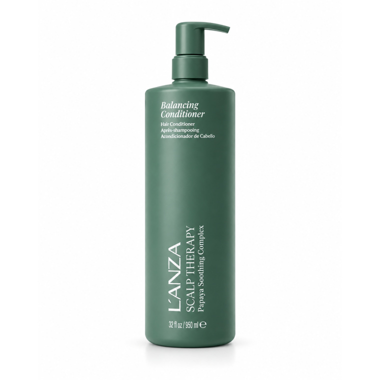 L’ANZA Scalp Therapy Balancing Conditioner 950 ml – Gebruiksaanwijzing De L’ANZA Scalp Therapy Balancing Conditioner 950 ml is een professionele conditioner voor haar en hoofdhuid. De formule met Papaya Soothing Complex is ontwikkeld om het haar zacht, soepel en beter doorkambaar te maken, terwijl de hoofdhuid comfortabel en verzorgd aanvoelt. Zo gebruik je de conditioner Was het haar eerst grondig met een geschikte L’ANZA Scalp Therapy Shampoo. Spoel de shampoo volledig uit en knijp daarna voorzichtig het overtollige water uit het haar. Het haar mag vochtig zijn, maar niet kletsnat. Breng vervolgens een passende hoeveelheid Balancing Conditioner aan op het haar. Verdeel het product vooral over de lengtes en punten. Wanneer de hoofdhuid extra verzorging nodig heeft, kan een kleine hoeveelheid ook voorzichtig dichter bij de haaraanzet worden verdeeld. Masseer de conditioner rustig in en verdeel het product gelijkmatig met de vingers of een grove kam. Laat de conditioner enkele minuten inwerken. Spoel daarna grondig uit met lauwwarm water totdat er geen productresten meer in het haar aanwezig zijn. Hoeveel product gebruiken? Bij kort of fijn haar is een kleine hoeveelheid meestal voldoende. Bij lang, dik, droog of poreus haar kan iets meer product worden gebruikt. Begin liever met weinig product en voeg indien nodig extra toe. Te veel conditioner kan vooral fijn haar onnodig zwaar maken. Professionele salonroutine Voor een complete Scalp Therapy-behandeling kun je deze volgorde gebruiken: 1. Pre-Wash Oil Gebruik vóór het wassen wanneer de hoofdhuid extra verzorging of reiniging nodig heeft. 2. Balancing Shampoo Reinig haar en hoofdhuid zorgvuldig. 3. Balancing Conditioner Verzorg de lengtes en punten en help het haar zachter en beter handelbaar te maken. 4. Balancing Leave-On Serum Breng na het wassen rechtstreeks op de hoofdhuid aan en spoel niet uit. Voor welk haar is dit ideaal? De conditioner is geschikt voor verschillende haartypes en is vooral prettig bij: - droog of ruw aanvoelend haar - haar dat moeilijk doorkambaar is - haar dat snel pluist - hoofdhuid die extra verzorging nodig heeft - een complete scalp-care routine - professioneel salon- en thuisgebruik Professionele tips Gebruik op fijn haar vooral op de lengtes en punten en vermijd een te grote hoeveelheid bij de haaraanzet. Bij dik, krullend of droog haar mag de conditioner iets royaler worden aangebracht. Kam het haar tijdens de inwerktijd voorzichtig door met een grove kam voor een gelijkmatige verdeling. Gebruik niet te heet water bij het uitspoelen. Lauwwarm water is aangenamer voor haar en hoofdhuid. Hoe vaak gebruiken? De conditioner kan worden gebruikt na iedere wasbeurt, tenzij anders vermeld op de verpakking of geadviseerd door een professional. Resultaat Na correct gebruik voelt het haar: - zachter - soepeler - gladder - beter doorkambaar - verzorgd en comfortabel aan Voorzorgsmaatregelen Alleen voor uitwendig gebruik. Vermijd contact met de ogen. Bij contact onmiddellijk grondig uitspoelen met water. Niet gebruiken op een beschadigde of sterk geïrriteerde hoofdhuid. Stop het gebruik bij aanhoudende irritatie of overgevoeligheid. Buiten bereik van kinderen bewaren. Inhoud: 950 ml / 32 fl oz.
