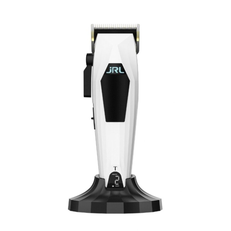 JRL 3000C Tondeuse White – Professionele precisie en maximaal comfort De JRL 3000C Tondeuse White is ontwikkeld voor professionele barbers en kappers die dagelijks hoge eisen stellen aan kracht, controle en nauwkeurigheid. Deze witte uitvoering combineert een compact en ergonomisch design met een krachtige 7800 RPM brushless motor en een professionele taper blade. Dankzij deze combinatie is de JRL 3000C White bijzonder geschikt voor tapering, blending, klassieke kapsels en nauwkeurig knipwerk. Professionele kracht in compact formaat De JRL 3000C heeft een lengte van ongeveer 17,5 cm en weegt circa 253 gram. Hierdoor ligt de tondeuse comfortabel in de hand en blijft hij prettig werken tijdens lange werkdagen in de salon of barbershop. De krachtige brushless motor draait op 7800 RPM en levert een constante knipkracht. Ook bij dik, stug of dicht haar blijft de machine soepel en gecontroleerd presteren. White Edition met Taper Blade De witte JRL 3000C is voorzien van een Taper Blade. Deze blade is ideaal voor professionals die veel werken met: - taper fades - blending - klassieke barbertechnieken - vloeiende overgangen - gecontroleerd kort knipwerk - complete haircuts De taper blade biedt extra controle bij het geleidelijk opbouwen van lengtes en maakt deze uitvoering bijzonder veelzijdig. Verstelbare snijlengte De snijlengte is verstelbaar van ongeveer 0,25 mm tot 3,0 mm. Dankzij het 5-level locking systeem blijft de gekozen stand stevig op zijn plaats tijdens het werken. Hierdoor kan je nauwkeurig en consequent knippen zonder dat de hendel ongewenst verschuift. De blade kan bovendien zeer kort worden afgesteld voor extra precisie en detailwerk. Slim LED-display Het geïntegreerde LED-display geeft belangrijke informatie duidelijk weer, waaronder: - batterijstatus - resterende gebruiksduur - onderhoudsinformatie Zo behoud je tijdens het werken altijd overzicht over de status van je tondeuse. Krachtige batterij voor professioneel gebruik De JRL 3000C beschikt over een krachtige 2000 mAh lithium batterij. Na ongeveer 2 uur opladen biedt de tondeuse tot circa 2 uur draadloos gebruik. Dit maakt hem geschikt voor intensieve werkdagen waarbij flexibiliteit en bewegingsvrijheid belangrijk zijn. Comfortabel tijdens lange werkdagen Een professionele tondeuse moet niet alleen krachtig zijn, maar ook prettig werken. Het lage gewicht en compacte ontwerp zorgen ervoor dat de JRL 3000C White goed in balans ligt. Hierdoor behoud je meer controle tijdens precisiewerk en wordt langdurig knippen comfortabeler. Wat zit er in de doos? Bij de JRL 3000C White ontvang je een complete professionele set: - JRL 3000C tondeuse - oplaadstation - 6 premium opzetkammen: 1,5 / 3 / 4,5 / 6 / 10 / 13 mm - blade adjustment tool - blade protector - reinigingsborstel - smeerolie - stroomadapter Zo kan je direct professioneel aan de slag. Waarom kiezen voor de JRL 3000C White? De combinatie van de krachtige 7800 RPM motor, het compacte formaat, de professionele taper blade en de nauwkeurige lengteverstelling maakt deze tondeuse tot een uitstekende keuze voor professionals die veelzijdigheid zoeken. De witte uitvoering is vooral interessant voor barbers en kappers die veel werken met tapering, blending en klassieke kniptechnieken. Premium webshoptekst De JRL 3000C White Professionele Tondeuse combineert kracht, precisie en comfort in één compacte machine. De 7800 RPM brushless motor levert constante prestaties, terwijl de professionele taper blade uitstekende controle biedt bij tapering, blending en complete haircuts. Met zijn lichte behuizing, slimme LED-display, lange batterijduur en uitgebreide accessoires is de JRL 3000C White gebouwd voor dagelijks professioneel gebruik. Ontdek de JRL 3000C White en andere professionele JRL barbertools bij Flaka.be. Veelgestelde vragen Wat is het verschil tussen de witte en de zwarte/rode uitvoering? De witte uitvoering beschikt over een taper blade, ideaal voor tapering en blending. De zwarte en rode uitvoeringen zijn gericht op fadewerk met een APEX fade blade. Is de JRL 3000C White geschikt voor professioneel gebruik? Ja. De machine is ontwikkeld voor intensief gebruik door professionele barbers en kappers. Hoe lang gaat de batterij mee? Tot ongeveer 2 uur draadloos gebruik na circa 2 uur opladen. Kan de snijlengte aangepast worden? Ja, de blade is verstelbaar van ongeveer 0,25 mm tot 3,0 mm. Welke opzetkammen worden meegeleverd? Er worden zes premium opzetkammen meegeleverd: 1,5 / 3 / 4,5 / 6 / 10 / 13 mm.