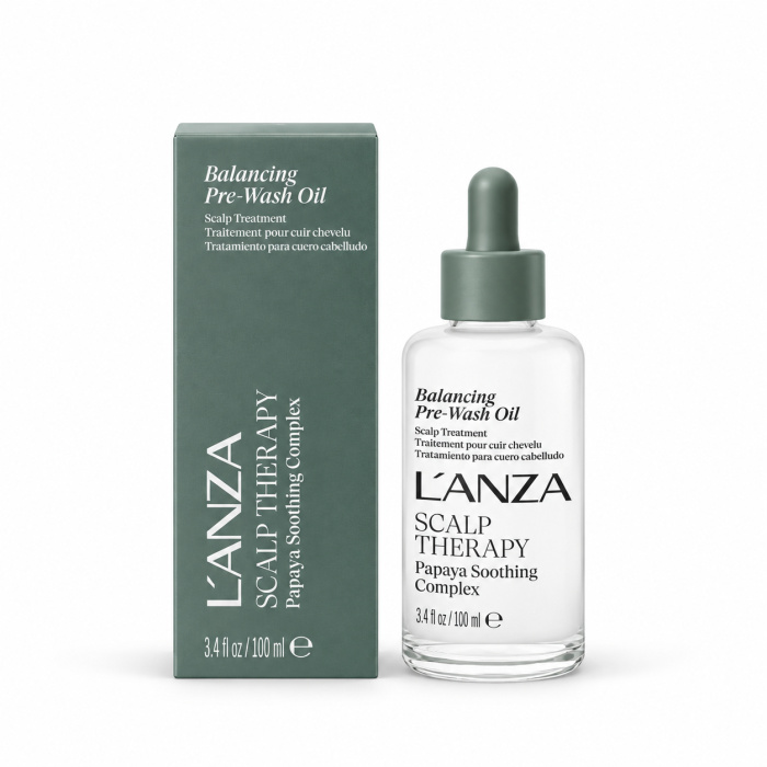 L’ANZA Scalp Therapy Balancing Pre-Wash Oil 100 ml De L’ANZA Scalp Therapy Balancing Pre-Wash Oil 100 ml is een lichte, professionele oliebehandeling die vóór het wassen rechtstreeks op de hoofdhuid wordt aangebracht. De formule helpt opgebouwde stylingresten, overtollig talg en onzuiverheden los te maken, terwijl de hoofdhuid tegelijkertijd wordt gevoed, gekalmeerd en comfortabeler aanvoelt. Waarom dit product bijzonder is Deze pre-wash olie bereidt de hoofdhuid voor op een grondigere reiniging. De behandeling helpt essentieel vocht aan te vullen en ondersteunt een droge, gevoelige of uit balans aanvoelende hoofdhuid. Belangrijkste voordelen - Helpt overtollig talg en productophoping los te maken - Voedt en verzacht de hoofdhuid vóór het wassen - Helpt droogheid en een trekkerig gevoel te verminderen - Ondersteunt een frisse en gebalanceerde hoofdhuid - Bereidt de hoofdhuid voor op een grondige reiniging - Geschikt bij schilfers, droogheid, vetheid en jeuk - Lichtgewicht oliebehandeling - Professioneel salonproduct - Inhoud: 100 ml / 3.4 fl oz Papaya Soothing Complex De formule maakt deel uit van de L’ANZA Scalp Therapy-lijn met Papaya Soothing Complex. Deze verzorgende combinatie is ontwikkeld om de hoofdhuid zacht te verzorgen en te ondersteunen bij droogheid, schilfers en een oncomfortabel gevoel. Belangrijke verzorgende bestanddelen De formule bevat onder andere verzorgende plantenextracten en oliën zoals papaja, kokoswater, rozemarijnolie, druivenpitolie, meadowfoam-olie, castorolie, lavendelolie, zoethoutwortel-extract en komkommerextract. Gebruiksaanwijzing Breng de olie vóór het wassen rechtstreeks aan op een droge hoofdhuid. Verdeel het haar in secties en breng een kleine hoeveelheid olie gericht aan. Masseer zachtjes met de vingertoppen. Laat het product enkele minuten inwerken. Spoel vervolgens grondig uit en was het haar met een geschikte L’ANZA Scalp Therapy shampoo. Professionele tip Gebruik vooral op zones waar veel talg, productresten of schilfers aanwezig zijn. Masseer zacht met de vingertoppen en vermijd krabben met de nagels. Voor een complete routine kan de olie worden gevolgd door een Scalp Therapy shampoo, conditioner en leave-on serum. Ideaal voor Deze behandeling is geschikt voor een hoofdhuid die droog, vet, jeukend, schilferig of uit balans aanvoelt. Ook ideaal voor mensen die regelmatig stylingproducten gebruiken en last hebben van productopbouw. Productinformatie Merk: L’ANZA Lijn: Scalp Therapy Product: Balancing Pre-Wash Oil Inhoud: 100 ml Producttype: Pre-shampoo hoofdhuidolie Gebruik: Voor het wassen Doel: Verzorgen, kalmeren en productopbouw helpen losmaken Verpakkingsinhoud 1 × L’ANZA Scalp Therapy Balancing Pre-Wash Oil 100 ml Voorzorgsmaatregelen Alleen voor uitwendig gebruik. Vermijd contact met de ogen. Bij contact onmiddellijk grondig uitspoelen met water. Niet gebruiken op een beschadigde of sterk geïrriteerde hoofdhuid. Stop het gebruik bij aanhoudende irritatie of overgevoeligheid. Buiten bereik van kinderen bewaren. Korte webshopomschrijving L’ANZA Scalp Therapy Balancing Pre-Wash Oil 100 ml is een professionele pre-shampoo hoofdhuidolie die helpt overtollig talg, stylingresten en onzuiverheden los te maken. Tegelijkertijd verzorgt en verzacht de formule de hoofdhuid voor een fris, comfortabel en verzorgd gevoel.