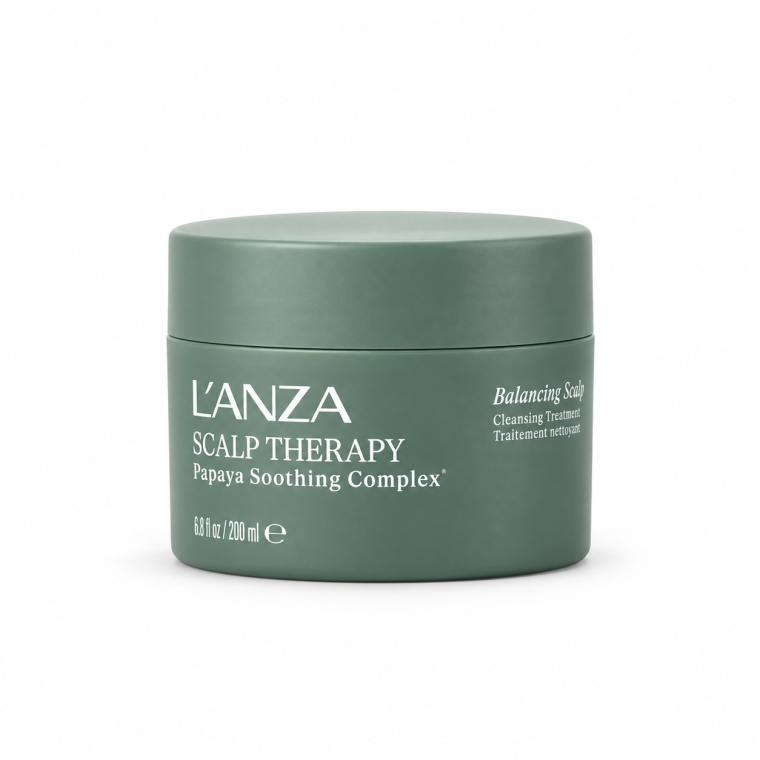 L’ANZA Scalp Therapy Balancing Scrub De L’ANZA Scalp Therapy Balancing Scrub is een intensieve hoofdhuidbehandeling die helpt om dode huidcellen, overtollig talg en productresten van de hoofdhuid te verwijderen. De scrub is ideaal als voorbereidende stap vóór shampoo en helpt de hoofdhuid schoner, frisser en beter in balans te laten aanvoelen. Belangrijkste voordelen - Helpt dode huidcellen en schilfers te verwijderen - Reinigt opgehoopte productresten - Helpt overtollig talg van de hoofdhuid te verwijderen - Geeft een fris en schoon gevoel - Ondersteunt een gezonde hoofdhuidroutine - Ideaal vóór shampoo - Geschikt voor professioneel en thuisgebruik Voor welk type hoofdhuid? Geschikt voor: - schilferige hoofdhuid - vette hoofdhuid - hoofdhuid met veel productopbouw - doffe of zwaar aanvoelende hoofdhuid - klanten die regelmatig stylingproducten gebruiken - iedereen die af en toe een intensievere hoofdhuidreiniging wil Gebruiksaanwijzing Breng de L’ANZA Scalp Therapy Balancing Scrub vóór het wassen aan op de hoofdhuid. Verdeel het haar in secties en breng een kleine hoeveelheid rechtstreeks op de hoofdhuid aan. Masseer voorzichtig met de vingertoppen in cirkelvormige bewegingen. Gebruik geen nagels en wrijf niet te hard. Laat het product kort inwerken volgens de aanwijzingen op de verpakking. Spoel daarna grondig uit en was het haar met een geschikte shampoo. Vervolg indien gewenst met conditioner, masker of een leave-on scalp serum. Professionele tip Gebruik de scrub niet te vaak. Een hoofdhuidpeeling is bedoeld als aanvullende behandeling, niet als dagelijkse reiniging. Bij een gevoelige hoofdhuid is het verstandig om eerst een kleine testzone te behandelen en zeer zacht te masseren. Voorzorgsmaatregelen Alleen voor uitwendig gebruik. Vermijd contact met de ogen. Bij contact onmiddellijk grondig uitspoelen met water. Niet gebruiken op een beschadigde, ontstoken of sterk geïrriteerde hoofdhuid. Stop het gebruik bij aanhoudende irritatie. Buiten bereik van kinderen bewaren.