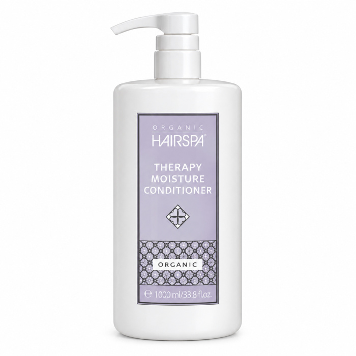 ## Organic HairSpa Therapy Moisture Conditioner 1000 ml – Professionele Gebruiksaanwijzing **Organic HairSpa Therapy Moisture Conditioner 1000 ml** is ontwikkeld voor droog, pluizig, dof en moeilijk handelbaar haar dat behoefte heeft aan extra hydratatie en verzorging. De conditioner helpt het haar zachter, gladder en soepeler te maken en ondersteunt een betere doorkambaarheid zonder het haar onnodig zwaar te maken. De grote **1000 ml salonverpakking** is ideaal voor professioneel gebruik en voor klanten die thuis regelmatig intensieve verzorging nodig hebben. ### Voor welk haartype? Geschikt voor: - droog en vochtarm haar - pluizig en weerbarstig haar - dof haar - gekleurd haar - chemisch behandeld haar - haar dat moeilijk doorkambaar is - haar dat snel statisch wordt ### Zo gebruik je Therapy Moisture Conditioner Was het haar eerst met **Organic HairSpa Therapy Moisture Shampoo** en spoel grondig uit. Knijp voorzichtig het overtollige water uit het haar. Breng daarna een passende hoeveelheid conditioner aan op de lengtes en punten. Verdeel het product gelijkmatig met de vingers of met een grove kam. Laat de conditioner enkele minuten inwerken zodat het haar de verzorging goed kan opnemen. Spoel daarna zorgvuldig uit met lauwwarm water. ### Voor het beste resultaat Gebruik de conditioner na iedere wasbeurt wanneer het haar droog of pluizig aanvoelt. Bij zeer droog of beschadigd haar kan de conditioner worden gecombineerd met een voedend haarmasker voor extra verzorging. Dep het haar na het uitspoelen voorzichtig droog met een handdoek en vermijd hard wrijven. ### Professionele salontip Breng de conditioner vooral aan op de lengtes en punten, waar het haar meestal het droogst en meest poreus is. Gebruik bij fijn haar een kleinere hoeveelheid om te voorkomen dat het haar zwaar aanvoelt. ### Belangrijkste voordelen - hydrateert en verzorgt droog haar - helpt pluis te verminderen - maakt het haar zachter en gladder - verbetert de doorkambaarheid - helpt statische elektriciteit te verminderen - ondersteunt een gezonde glans - ideaal voor droog, gekleurd en behandeld haar - professioneel formaat van **1000 ml** ### Complete Therapy Moisture routine Voor het beste resultaat gebruik je eerst **Therapy Moisture Shampoo** en daarna **Therapy Moisture Conditioner**. Zo krijgt het haar zowel een milde reiniging als intensieve hydratatie en verzorging. ### Inhoud **1000 ml** ### Organic HairSpa bij Flaka.be Ontdek **Organic HairSpa Therapy Moisture Conditioner 1000 ml bij Flaka.be** voor professionele verzorging van droog en pluizig haar. **Flaka.be – professionele haarverzorging voor salon en thuis.