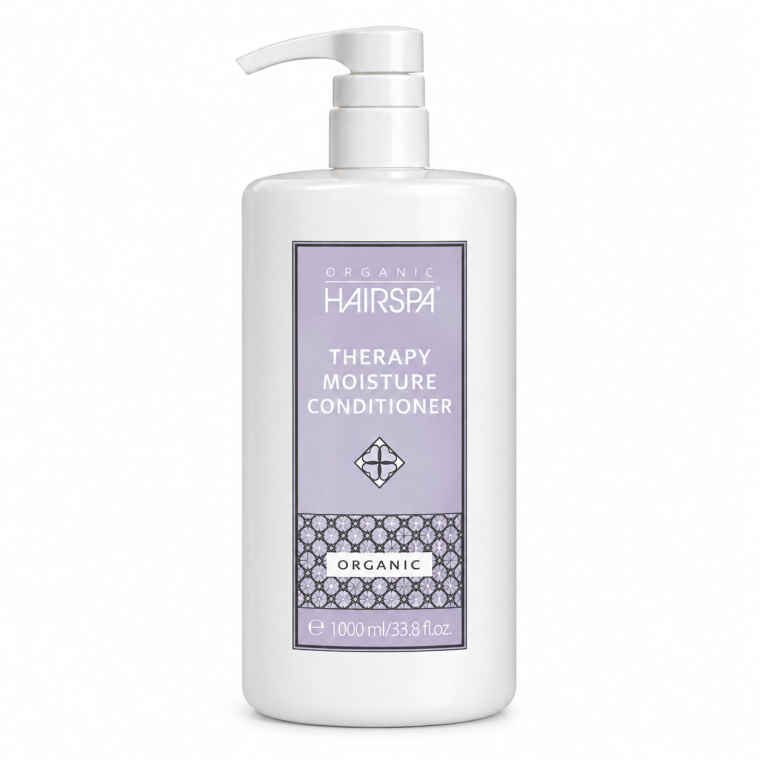 ## Organic HairSpa Therapy Moisture Conditioner 1000 ml – Professionele Gebruiksaanwijzing **Organic HairSpa Therapy Moisture Conditioner 1000 ml** is ontwikkeld voor droog, pluizig, dof en moeilijk handelbaar haar dat behoefte heeft aan extra hydratatie en verzorging. De conditioner helpt het haar zachter, gladder en soepeler te maken en ondersteunt een betere doorkambaarheid zonder het haar onnodig zwaar te maken. De grote **1000 ml salonverpakking** is ideaal voor professioneel gebruik en voor klanten die thuis regelmatig intensieve verzorging nodig hebben. ### Voor welk haartype? Geschikt voor: - droog en vochtarm haar - pluizig en weerbarstig haar - dof haar - gekleurd haar - chemisch behandeld haar - haar dat moeilijk doorkambaar is - haar dat snel statisch wordt ### Zo gebruik je Therapy Moisture Conditioner Was het haar eerst met **Organic HairSpa Therapy Moisture Shampoo** en spoel grondig uit. Knijp voorzichtig het overtollige water uit het haar. Breng daarna een passende hoeveelheid conditioner aan op de lengtes en punten. Verdeel het product gelijkmatig met de vingers of met een grove kam. Laat de conditioner enkele minuten inwerken zodat het haar de verzorging goed kan opnemen. Spoel daarna zorgvuldig uit met lauwwarm water. ### Voor het beste resultaat Gebruik de conditioner na iedere wasbeurt wanneer het haar droog of pluizig aanvoelt. Bij zeer droog of beschadigd haar kan de conditioner worden gecombineerd met een voedend haarmasker voor extra verzorging. Dep het haar na het uitspoelen voorzichtig droog met een handdoek en vermijd hard wrijven. ### Professionele salontip Breng de conditioner vooral aan op de lengtes en punten, waar het haar meestal het droogst en meest poreus is. Gebruik bij fijn haar een kleinere hoeveelheid om te voorkomen dat het haar zwaar aanvoelt. ### Belangrijkste voordelen - hydrateert en verzorgt droog haar - helpt pluis te verminderen - maakt het haar zachter en gladder - verbetert de doorkambaarheid - helpt statische elektriciteit te verminderen - ondersteunt een gezonde glans - ideaal voor droog, gekleurd en behandeld haar - professioneel formaat van **1000 ml** ### Complete Therapy Moisture routine Voor het beste resultaat gebruik je eerst **Therapy Moisture Shampoo** en daarna **Therapy Moisture Conditioner**. Zo krijgt het haar zowel een milde reiniging als intensieve hydratatie en verzorging. ### Inhoud **1000 ml** ### Organic HairSpa bij Flaka.be Ontdek **Organic HairSpa Therapy Moisture Conditioner 1000 ml bij Flaka.be** voor professionele verzorging van droog en pluizig haar. **Flaka.be – professionele haarverzorging voor salon en thuis.