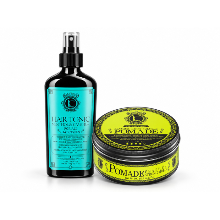 Lavish Care Duo Pack – Hair Tonic Menthol & Camphor 300 ml + Feather Water Soluble Pomade 100 g Deze Lavish Care Duo Pack combineert verfrissende haarverzorging met krachtige styling. De set bestaat uit Hair Tonic Menthol & Camphor 300 ml en Feather Water Soluble Pomade 100 g en is ideaal voor mannen die hun haar eerst willen opfrissen en voorbereiden, en het daarna strak en gecontroleerd willen stylen. De Hair Tonic geeft een frisse, verkoelende sensatie dankzij menthol en kamfer en helpt het haar beter handelbaar te maken. De Feather Water Soluble Pomade zorgt vervolgens voor sterke hold, definitie en een nette barberfinish. Belangrijkste voordelen - Complete barberroutine in 2 stappen - Verfrist haar en hoofdhuid - Menthol & camphor zorgen voor een koel gevoel - Maakt het haar beter handelbaar - Sterke hold met de Feather Pomade - Wateroplosbare pomade - Eenvoudiger uit te wassen dan klassieke vetpomades - Ideaal voor slick back, side part, pompadour en klassieke barberlooks - Geschikt voor professioneel en thuisgebruik Gebruiksaanwijzing Breng eerst een kleine hoeveelheid Lavish Care Hair Tonic Menthol & Camphor aan op droog of licht vochtig haar. Verdeel gelijkmatig over het haar en masseer eventueel licht in op de hoofdhuid. Kam het haar door of föhn het alvast in de gewenste richting. Neem daarna een kleine hoeveelheid Feather Water Soluble Pomade uit de pot en wrijf deze goed warm tussen de handpalmen. Breng de pomade gelijkmatig aan op het haar en werk het kapsel in model met de vingers of een kam. Voor extra hold kun je in meerdere dunne lagen werken. Professionele barbertip Gebruik de tonic als eerste stap vóór het föhnen. Dit helpt het haar fris en beter handelbaar te maken. Breng de pomade daarna pas aan op droog of bijna droog haar voor maximale controle en een nette, strakke afwerking. Ideaal voor kapsels zoals - slick back - side part - pompadour - quiff - klassieke barbercuts - strakke contourstyling - nette dagelijkse looks Productinformatie Merk: Lavish Care Set: Hair Tonic Menthol & Camphor + Feather Water Soluble Pomade Hair Tonic: 300 ml Pomade: 100 g Doelgroep: Heren Gebruik: Professioneel en thuis Producttype: Barber verzorging + styling duo Hold pomade: Strong Hold Pomadeformule: Wateroplosbaar Lavish Care bij Flaka.be Ontdek deze professionele Lavish Care Duo Pack bij Flaka.be voor frisse verzorging, sterke styling en een verzorgde barberfinish. Flaka.be – professionele barberproducten voor salon en thuis.