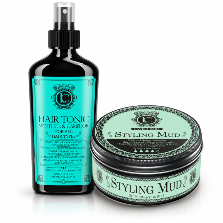 Lavish Care Duo Pack – Hair Tonic Menthol & Camphor 300 ml + Styling Mud 100 g Deze Lavish Care Duo Pack combineert frisse haarverzorging met professionele matte styling. De set bestaat uit Lavish Care Hair Tonic Menthol & Camphor 300 ml en Lavish Care Styling Mud 100 g en is ideaal voor mannen die hun haar eerst willen opfrissen en voorbereiden en het daarna willen stylen met textuur, controle en een matte finish. De Hair Tonic geeft dankzij menthol en kamfer een frisse, verkoelende sensatie en helpt het haar beter handelbaar te maken. De Styling Mud zorgt vervolgens voor stevigheid, structuur en een natuurlijke matte afwerking. Belangrijkste voordelen - Complete barberroutine in 2 stappen - Verfrist haar en hoofdhuid - Menthol & camphor geven een koel en fris gevoel - Helpt het haar beter handelbaar te maken - Styling Mud geeft textuur en controle - Matte finish zonder vettige glans - Ideaal voor korte en middellange kapsels - Geschikt voor moderne en klassieke barberlooks - Professioneel geschikt voor salon en thuis Gebruiksaanwijzing Breng eerst een kleine hoeveelheid Hair Tonic Menthol & Camphor aan op droog of licht vochtig haar. Verdeel het product gelijkmatig over haar en hoofdhuid en masseer licht in. Kam het haar door of föhn het alvast in de gewenste richting. Neem daarna een kleine hoeveelheid Lavish Care Styling Mud uit de pot en wrijf het product goed warm tussen de handpalmen. Breng het gelijkmatig aan op het haar en werk het kapsel in model met de vingers voor extra textuur of met een kam voor een strakkere look. Voor extra stevigheid kun je in meerdere dunne lagen werken. Professionele barbertip Gebruik de Hair Tonic vóór het föhnen voor frisheid en controle. Breng de Styling Mud daarna aan op droog of bijna droog haar voor een duidelijkere matte finish en meer structuur. Ideaal voor kapsels zoals - textured crop - quiff - messy look - side part - korte barbercuts - moderne matte kapsels - kapsels met extra volume en structuur Productinformatie Merk: Lavish Care Set: Hair Tonic Menthol & Camphor + Styling Mud Hair Tonic: 300 ml Styling Mud: 100 g Doelgroep: Heren Gebruik: Professioneel en thuis Producttype: Barber verzorging + styling duo Finish: Mat Styling: Textuur, definitie en controle Lavish Care bij Flaka.be Ontdek deze Lavish Care Duo Pack bij Flaka.be voor frisse verzorging, professionele styling en een moderne matte barberfinish. Flaka.be – professionele barberproducten voor salon en thuis.