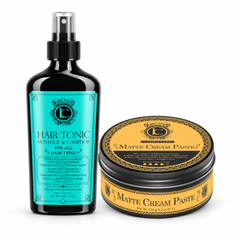 Lavish Care Duo Pack – Hair Tonic Menthol & Camphor 300 ml + Matte Cream Paste 100 g Deze Lavish Care Duo Pack combineert frisse haarverzorging met professionele matte styling. De set bestaat uit Lavish Care Hair Tonic Menthol & Camphor 300 ml en Lavish Care Matte Cream Paste 100 g en is ideaal voor mannen die hun haar eerst willen opfrissen en voorbereiden en het daarna met textuur, controle en een matte finish willen stylen. De Hair Tonic geeft dankzij menthol en kamfer een frisse, verkoelende sensatie en helpt het haar beter handelbaar te maken. De Matte Cream Paste zorgt vervolgens voor structuur, stevigheid en een natuurlijke matte afwerking zonder overdreven glans. Belangrijkste voordelen - Complete barberroutine in 2 stappen - Verfrist haar en hoofdhuid - Menthol & camphor geven een koel en fris gevoel - Helpt het haar beter handelbaar te maken - Matte Cream Paste geeft textuur en controle - Matte finish zonder vettige glans - Geschikt voor korte en middellange kapsels - Ideaal voor moderne barberlooks - Geschikt voor professioneel en thuisgebruik Gebruiksaanwijzing Breng eerst een kleine hoeveelheid Hair Tonic Menthol & Camphor aan op droog of licht vochtig haar. Verdeel het product gelijkmatig over het haar en masseer eventueel licht in de hoofdhuid. Kam het haar door of föhn het in de gewenste richting. Neem daarna een kleine hoeveelheid Lavish Care Matte Cream Paste uit de pot en wrijf het product goed warm tussen de handpalmen. Breng de paste gelijkmatig aan op het haar en werk het kapsel in model met de vingers voor extra textuur of met een kam voor een strakkere look. Voor extra stevigheid kun je in meerdere dunne lagen werken. Professionele barbertip Gebruik de tonic vóór het föhnen voor frisheid en meer controle. Breng de Matte Cream Paste daarna aan op droog of bijna droog haar voor een duidelijkere matte finish en meer structuur. Ideaal voor kapsels zoals - textured crop - quiff - messy look - side part - korte barbercuts - moderne matte kapsels - kapsels met extra volume en structuur Productinformatie Merk: Lavish Care Set: Hair Tonic Menthol & Camphor + Matte Cream Paste Hair Tonic: 300 ml Matte Cream Paste: 100 g Doelgroep: Heren Gebruik: Professioneel en thuis Producttype: Barber verzorging + styling duo Finish paste: Mat Styling: Textuur, definitie en controle Lavish Care bij Flaka.be Ontdek deze Lavish Care Duo Pack bij Flaka.be voor frisse verzorging, professionele styling en een moderne matte barberfinish. Flaka.be – professionele barberproducten voor salon en thuis.