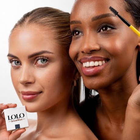 LOLO BrowWax – Professionele Brow Styling voor Perfect Gevormde Wenkbrauwen De LOLO BrowWax is ontwikkeld voor wie wenkbrauwen strak, verzorgd en langdurig in model wil brengen. De wax helpt de haartjes te fixeren, te vormen en netjes op hun plaats te houden zonder dat de wenkbrauwen zwaar of onnatuurlijk ogen. Dankzij de compacte verpakking en meegeleverde brow brush is dit product ideaal voor zowel professioneel gebruik in de salon als voor dagelijkse styling thuis. Waarom kiezen voor LOLO BrowWax? LOLO BrowWax is perfect voor het creëren van een nette, gelifte en verzorgde brow look. De wax geeft grip aan de wenkbrauwhaartjes en maakt het eenvoudig om de gewenste vorm te creëren. Ideaal voor: - brow lifting - strakke wenkbrauwvormen - natuurlijke fluffy brows - laminated brow effect - het temmen van eigenwijze haartjes - professionele finishing na brow treatments Sterke styling met natuurlijke uitstraling De wax helpt de wenkbrauwhaartjes gecontroleerd omhoog of zijwaarts te stylen. Hierdoor kan je zowel een natuurlijke look als een meer uitgesproken brow lift creëren. Het resultaat oogt verzorgd en professioneel zonder dat de wenkbrauwen hard of onnatuurlijk hoeven aan te voelen. Inclusief Brow Brush De set wordt geleverd met een handige wenkbrauwborstel waarmee je de wax gelijkmatig door de haartjes kunt verdelen. Met de spoolie kan je: - de haartjes omhoog borstelen - de wenkbrauwen in vorm brengen - overtollig product verdelen - een luchtig of strak effect creëren Hoe gebruik je LOLO BrowWax? Maak de brow brush licht vochtig indien gewenst. Neem een kleine hoeveelheid wax op met de borstel. Borstel de wenkbrauwhaartjes in de gewenste richting. Voor een gelift effect borstel je de haartjes omhoog en licht naar buiten. Druk de haartjes zachtjes in model en laat de wax fixeren. Voor een intensere hold kan je indien nodig een kleine extra hoeveelheid aanbrengen. Professionele tip Gebruik liever eerst een kleine hoeveelheid product en bouw de hold geleidelijk op. Te veel wax kan de wenkbrauwen zwaarder maken. Voor een strak laminated effect kan je de haartjes na het aanbrengen voorzichtig gladstrijken met de achterkant van de borstel of een geschikte brow tool. Voor wie is LOLO BrowWax geschikt? Geschikt voor: - schoonheidssalons - brow artists - make-up artists - brow lamination finishing - dagelijks thuisgebruik - dunne én volle wenkbrauwen Het resultaat LOLO BrowWax helpt de wenkbrauwen: - beter in model te blijven - voller en netter te ogen - een gelift effect te krijgen - een professionele finish te geven - de natuurlijke vorm beter te accentueren Premium webshoptekst De LOLO BrowWax is een professionele stylingwax voor perfect gevormde wenkbrauwen. De formule helpt de haartjes te fixeren en maakt het eenvoudig om zowel natuurlijke fluffy brows als een strak gelift brow effect te creëren. Inclusief handige brow brush voor nauwkeurig aanbrengen en stylen. Perfect voor professionele brow artists én voor dagelijkse styling thuis. Verkrijgbaar bij Flaka.be.