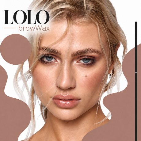 LOLO BrowWax – Professionele Brow Styling voor Perfect Gevormde Wenkbrauwen De LOLO BrowWax is ontwikkeld voor wie wenkbrauwen strak, verzorgd en langdurig in model wil brengen. De wax helpt de haartjes te fixeren, te vormen en netjes op hun plaats te houden zonder dat de wenkbrauwen zwaar of onnatuurlijk ogen. Dankzij de compacte verpakking en meegeleverde brow brush is dit product ideaal voor zowel professioneel gebruik in de salon als voor dagelijkse styling thuis. Waarom kiezen voor LOLO BrowWax? LOLO BrowWax is perfect voor het creëren van een nette, gelifte en verzorgde brow look. De wax geeft grip aan de wenkbrauwhaartjes en maakt het eenvoudig om de gewenste vorm te creëren. Ideaal voor: - brow lifting - strakke wenkbrauwvormen - natuurlijke fluffy brows - laminated brow effect - het temmen van eigenwijze haartjes - professionele finishing na brow treatments Sterke styling met natuurlijke uitstraling De wax helpt de wenkbrauwhaartjes gecontroleerd omhoog of zijwaarts te stylen. Hierdoor kan je zowel een natuurlijke look als een meer uitgesproken brow lift creëren. Het resultaat oogt verzorgd en professioneel zonder dat de wenkbrauwen hard of onnatuurlijk hoeven aan te voelen. Inclusief Brow Brush De set wordt geleverd met een handige wenkbrauwborstel waarmee je de wax gelijkmatig door de haartjes kunt verdelen. Met de spoolie kan je: - de haartjes omhoog borstelen - de wenkbrauwen in vorm brengen - overtollig product verdelen - een luchtig of strak effect creëren Hoe gebruik je LOLO BrowWax? Maak de brow brush licht vochtig indien gewenst. Neem een kleine hoeveelheid wax op met de borstel. Borstel de wenkbrauwhaartjes in de gewenste richting. Voor een gelift effect borstel je de haartjes omhoog en licht naar buiten. Druk de haartjes zachtjes in model en laat de wax fixeren. Voor een intensere hold kan je indien nodig een kleine extra hoeveelheid aanbrengen. Professionele tip Gebruik liever eerst een kleine hoeveelheid product en bouw de hold geleidelijk op. Te veel wax kan de wenkbrauwen zwaarder maken. Voor een strak laminated effect kan je de haartjes na het aanbrengen voorzichtig gladstrijken met de achterkant van de borstel of een geschikte brow tool. Voor wie is LOLO BrowWax geschikt? Geschikt voor: - schoonheidssalons - brow artists - make-up artists - brow lamination finishing - dagelijks thuisgebruik - dunne én volle wenkbrauwen Het resultaat LOLO BrowWax helpt de wenkbrauwen: - beter in model te blijven - voller en netter te ogen - een gelift effect te krijgen - een professionele finish te geven - de natuurlijke vorm beter te accentueren Premium webshoptekst De LOLO BrowWax is een professionele stylingwax voor perfect gevormde wenkbrauwen. De formule helpt de haartjes te fixeren en maakt het eenvoudig om zowel natuurlijke fluffy brows als een strak gelift brow effect te creëren. Inclusief handige brow brush voor nauwkeurig aanbrengen en stylen. Perfect voor professionele brow artists én voor dagelijkse styling thuis. Verkrijgbaar bij Flaka.be.