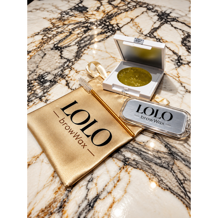 LOLO BrowWax – Professionele Brow Styling voor Perfect Gevormde Wenkbrauwen De LOLO BrowWax is ontwikkeld voor wie wenkbrauwen strak, verzorgd en langdurig in model wil brengen. De wax helpt de haartjes te fixeren, te vormen en netjes op hun plaats te houden zonder dat de wenkbrauwen zwaar of onnatuurlijk ogen. Dankzij de compacte verpakking en meegeleverde brow brush is dit product ideaal voor zowel professioneel gebruik in de salon als voor dagelijkse styling thuis. Waarom kiezen voor LOLO BrowWax? LOLO BrowWax is perfect voor het creëren van een nette, gelifte en verzorgde brow look. De wax geeft grip aan de wenkbrauwhaartjes en maakt het eenvoudig om de gewenste vorm te creëren. Ideaal voor: - brow lifting - strakke wenkbrauwvormen - natuurlijke fluffy brows - laminated brow effect - het temmen van eigenwijze haartjes - professionele finishing na brow treatments Sterke styling met natuurlijke uitstraling De wax helpt de wenkbrauwhaartjes gecontroleerd omhoog of zijwaarts te stylen. Hierdoor kan je zowel een natuurlijke look als een meer uitgesproken brow lift creëren. Het resultaat oogt verzorgd en professioneel zonder dat de wenkbrauwen hard of onnatuurlijk hoeven aan te voelen. Inclusief Brow Brush De set wordt geleverd met een handige wenkbrauwborstel waarmee je de wax gelijkmatig door de haartjes kunt verdelen. Met de spoolie kan je: - de haartjes omhoog borstelen - de wenkbrauwen in vorm brengen - overtollig product verdelen - een luchtig of strak effect creëren Hoe gebruik je LOLO BrowWax? Maak de brow brush licht vochtig indien gewenst. Neem een kleine hoeveelheid wax op met de borstel. Borstel de wenkbrauwhaartjes in de gewenste richting. Voor een gelift effect borstel je de haartjes omhoog en licht naar buiten. Druk de haartjes zachtjes in model en laat de wax fixeren. Voor een intensere hold kan je indien nodig een kleine extra hoeveelheid aanbrengen. Professionele tip Gebruik liever eerst een kleine hoeveelheid product en bouw de hold geleidelijk op. Te veel wax kan de wenkbrauwen zwaarder maken. Voor een strak laminated effect kan je de haartjes na het aanbrengen voorzichtig gladstrijken met de achterkant van de borstel of een geschikte brow tool. Voor wie is LOLO BrowWax geschikt? Geschikt voor: - schoonheidssalons - brow artists - make-up artists - brow lamination finishing - dagelijks thuisgebruik - dunne én volle wenkbrauwen Het resultaat LOLO BrowWax helpt de wenkbrauwen: - beter in model te blijven - voller en netter te ogen - een gelift effect te krijgen - een professionele finish te geven - de natuurlijke vorm beter te accentueren Premium webshoptekst De LOLO BrowWax is een professionele stylingwax voor perfect gevormde wenkbrauwen. De formule helpt de haartjes te fixeren en maakt het eenvoudig om zowel natuurlijke fluffy brows als een strak gelift brow effect te creëren. Inclusief handige brow brush voor nauwkeurig aanbrengen en stylen. Perfect voor professionele brow artists én voor dagelijkse styling thuis. Verkrijgbaar bij Flaka.be.