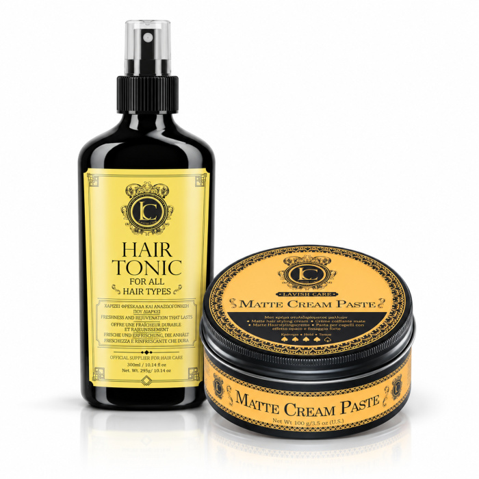 Lavish Care Duo Pack – Hair Tonic 300 ml + Matte Cream Paste 100 g Deze Lavish Care Duo Pack combineert frisse haarverzorging met professionele matte styling. De set bestaat uit Lavish Care Hair Tonic 300 ml en Lavish Care Matte Cream Paste 100 g. De Hair Tonic helpt het haar op te frissen en beter handelbaar te maken vóór het föhnen en stylen. De Matte Cream Paste zorgt daarna voor textuur, controle en een matte finish, ideaal voor moderne barberlooks zonder overdreven glans. Belangrijkste voordelen - Complete verzorging + styling in 2 stappen - Verfrist haar en hoofdhuid - Helpt het haar beter handelbaar te maken - Ideaal vóór föhnen - Geeft textuur en definitie - Matte finish - Geschikt voor korte en middellange kapsels - Professioneel en thuisgebruik - Ideaal voor moderne barberlooks Gebruiksaanwijzing Breng eerst een kleine hoeveelheid Hair Tonic aan op droog of licht vochtig haar. Verdeel het product gelijkmatig over het haar en kam goed door. Föhn het haar indien gewenst in de gewenste richting. Neem daarna een kleine hoeveelheid Matte Cream Paste uit de pot en wrijf deze goed tussen de handpalmen. Breng het product aan op droog of bijna droog haar en werk het met de vingers door het haar voor extra textuur en definitie. Voor meer controle kun je geleidelijk een kleine hoeveelheid extra product toevoegen. Professionele barbertip Gebruik de Hair Tonic als voorbereidende stap vóór het föhnen. Breng de Matte Cream Paste daarna aan op droog haar voor de duidelijkste matte finish en maximale textuur. Ideaal voor kapsels zoals - textured crop - quiff - messy look - korte barbercuts - side part met matte finish - moderne natuurlijke kapsels - kapsels met extra textuur en definitie Productinformatie Merk: Lavish Care Set: Hair Tonic + Matte Cream Paste Hair Tonic: 300 ml Matte Cream Paste: 100 g / 3.5 oz Doelgroep: Heren Gebruik: Professioneel en thuis Finish: Mat Effect: Textuur, controle en definitie Geschikt voor: Verschillende haartypes Lavish Care bij Flaka.be Met deze Lavish Care Hair Tonic + Matte Cream Paste Duo Pack combineer je dagelijkse verzorging met moderne matte styling in één praktische set. Ontdek Lavish Care bij Flaka.be voor professionele barberproducten voor salon en thuis.