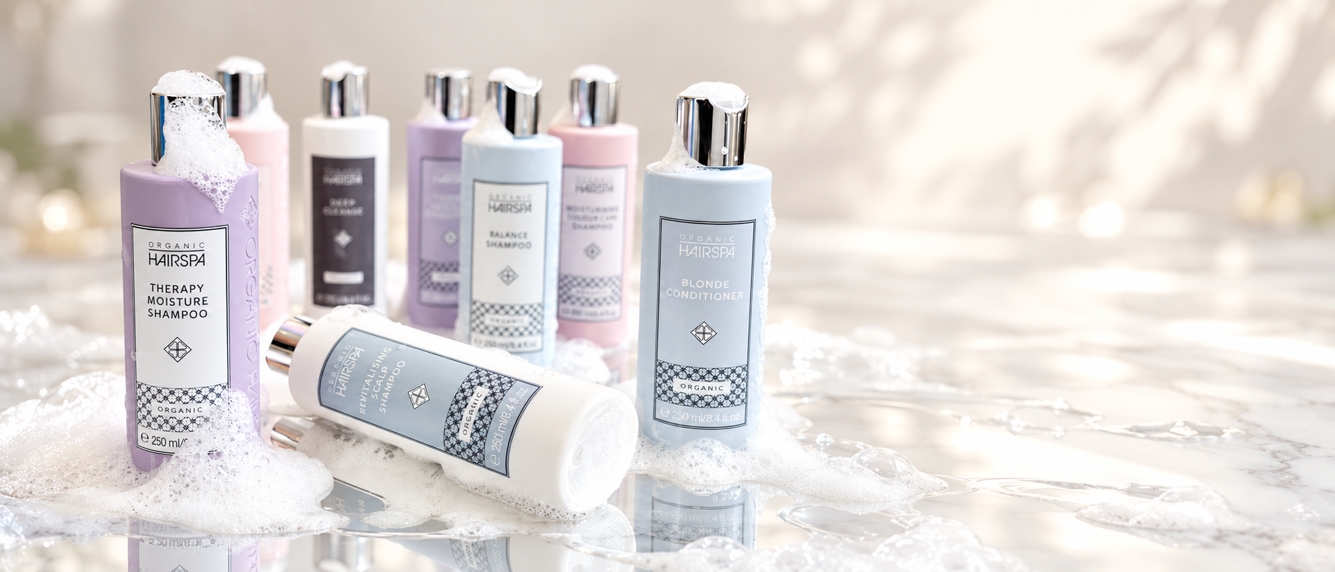 Organic HairSpa – Luxe Verzorging voor Gezond, Glanzend en Sterk Haar De Organic HairSpa-lijn combineert verzorging, zachtheid en een luxe spa-gevoel in één professionele haarverzorgingsroutine. De formules zijn ontwikkeld om het haar intensief te verzorgen, de natuurlijke glans te versterken en het haar soepeler en beter handelbaar te maken zonder het zwaar te laten aanvoelen. Perfect voor droog, dof, behandeld of vermoeid haar dat behoefte heeft aan extra voeding en een verzorgde finish. Bij regelmatig gebruik helpt Organic HairSpa het haar zachter, gladder en gezonder te laten ogen. Belangrijkste voordelen: - Verzorgt en verzacht het haar - Helpt droog en dof haar meer glans te geven - Ondersteunt een gladder en soepeler haaroppervlak - Maakt het haar gemakkelijker doorkambaar - Geeft een luxe, professionele salonfinish - Geschikt voor regelmatig gebruik Ontdek de professionele Organic HairSpa collectie bij Flaka.be en geef het haar de verzorging en glans van een echte spa-behandeling.