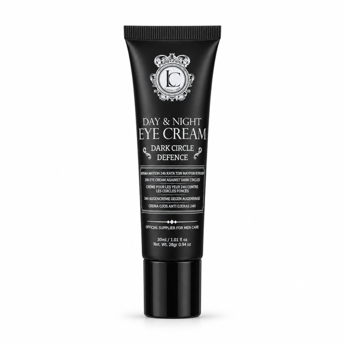 Lavish Care Day & Night Eye Cream – Dark Circle Defence 30 ml De Lavish Care Day & Night Eye Cream – Dark Circle Defence is een verzorgende oogcrème voor dagelijks gebruik, zowel ’s ochtends als ’s avonds. De formule is bedoeld voor de gevoelige huid rond de ogen en helpt de oogcontour er frisser, gladder en beter verzorgd uit te laten zien. De crème is vooral geschikt voor mannen die last hebben van een vermoeide uitstraling rond de ogen en die een eenvoudige dagelijkse oogverzorging zoeken. Productomschrijving De huid rond de ogen is dunner en gevoeliger dan de rest van het gezicht. Daarom heeft deze zone baat bij een gerichte verzorging. De Lavish Care Day & Night Eye Cream helpt de oogcontour te hydrateren en te verzorgen en ondersteunt een frissere uitstraling. De crème kan zowel overdag als ’s nachts worden gebruikt en past daardoor gemakkelijk in een dagelijkse groomingroutine. Belangrijkste voordelen - Speciaal ontwikkeld voor de oogcontour - Geschikt voor dag en nacht - Helpt de huid rond de ogen te verzorgen - Ondersteunt een frissere uitstraling - Ideaal bij een vermoeide oogopslag - Lichte dagelijkse verzorging - Geschikt voor mannen - Praktische tube van 30 ml - Geschikt voor thuis en professionele grooming Gebruiksaanwijzing Breng een kleine hoeveelheid crème aan op een gereinigde en droge huid. Dep het product voorzichtig rond de oogcontour met de ringvinger. Niet hard wrijven. Gebruik ’s ochtends en ’s avonds voor een consequente verzorgingsroutine. Breng de crème niet te dicht bij de wimperrand aan. Professionele tip Gebruik slechts een kleine hoeveelheid per oog. Bij oogcrème is meer product niet automatisch beter. Voor een frisser gevoel kan de tube op een koele plaats worden bewaard. Voorzorgsmaatregelen Alleen voor uitwendig gebruik. Vermijd direct contact met de ogen. Bij contact grondig uitspoelen met water. Niet gebruiken op een geïrriteerde of beschadigde huid. Stop het gebruik bij aanhoudende irritatie. Buiten bereik van kinderen bewaren. Productinformatie Merk: Lavish Care Productnaam: Day & Night Eye Cream – Dark Circle Defence Producttype: Oogcrème Inhoud: 30 ml / 1.01 fl oz Gebruik: Dag & nacht Zone: Oogcontour Doelgroep: Heren Effect: Verzorging, hydratatie en frissere uitstraling Gebruik: Dagelijks Korte productomschrijving Lavish Care Day & Night Eye Cream 30 ml is een dagelijkse oogcrème voor mannen die de gevoelige huid rond de ogen helpt verzorgen en hydrateren. Geschikt voor ochtend en avond en ideaal voor een frissere, verzorgde oogopslag.