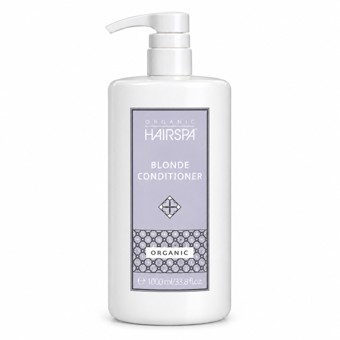 Organic HairSpa Blonde Conditioner 1000 ml Organic HairSpa Blonde Conditioner 1000 ml is ontwikkeld voor blond, geblondeerd, grijs en gekleurd haar dat extra verzorging nodig heeft en tegelijkertijd koel, helder en verzorgd moet blijven. De conditioner helpt het haar zachter, gladder en beter handelbaar te maken en is ideaal na het gebruik van een violet- of blondshampoo. Zo krijgt het haar niet alleen kleuronderhoud, maar ook de nodige verzorging. De grote 1000 ml salonverpakking is perfect voor professioneel gebruik en voor klanten die deze verzorging regelmatig thuis gebruiken. Voor welk haartype? Geschikt voor: - blond haar - geblondeerd haar - grijs en wit haar - highlights - balayage - koel gekleurd haar - droog of poreus blond haar - haar dat na een blondshampoo extra verzorging nodig heeft Belangrijkste voordelen - verzorgt blond en geblondeerd haar - helpt het haar zachter en soepeler te maken - ondersteunt een koelere en frissere uitstraling - helpt droogte na het wassen te verminderen - maakt het haar gemakkelijker doorkambaar - ondersteunt glans en een verzorgde finish - ideaal in combinatie met Blonde Shampoo - geschikt voor salon en thuis - professioneel formaat van 1000 ml Gebruiksaanwijzing Was het haar eerst met Organic HairSpa Blonde Shampoo of een andere geschikte shampoo. Spoel het haar grondig uit en knijp voorzichtig het overtollige water uit de lengtes. Breng vervolgens een geschikte hoeveelheid Organic HairSpa Blonde Conditioner aan op de lengtes en punten. Verdeel het product gelijkmatig met de vingers of een grove kam. Laat de conditioner enkele minuten inwerken. Spoel daarna zorgvuldig uit met lauwwarm water. Professionele tip Breng de conditioner vooral aan op de lengtes en punten. Gebruik bij fijn haar niet te veel product bij de aanzet, zodat het haar luchtig blijft. Bij sterk geblondeerd of poreus haar kan iets meer product op de droge zones worden aangebracht. Voor het mooiste resultaat gebruik je Blonde Shampoo en Blonde Conditioner als duo. Hoe vaak gebruiken? Gebruik de conditioner na iedere wasbeurt of wanneer het haar extra verzorging nodig heeft. Bij zeer droog of poreus blond haar kan de conditioner regelmatig worden gecombineerd met een voedend haarmasker. Inhoud 1000 ml / 33.8 fl.oz. Productinformatie Merk: Organic HairSpa Product: Blonde Conditioner Inhoud: 1000 ml Producttype: Conditioner voor blond en gekleurd haar Gebruik: Professioneel en thuisgebruik Geschikt voor: Blond, geblondeerd, grijs en gekleurd haar Organic HairSpa bij Flaka.be Ontdek Organic HairSpa Blonde Conditioner 1000 ml bij Flaka.be voor professionele verzorging van blond, geblondeerd en grijs haar. Flaka.be – professionele haarverzorging voor salon en thuis.