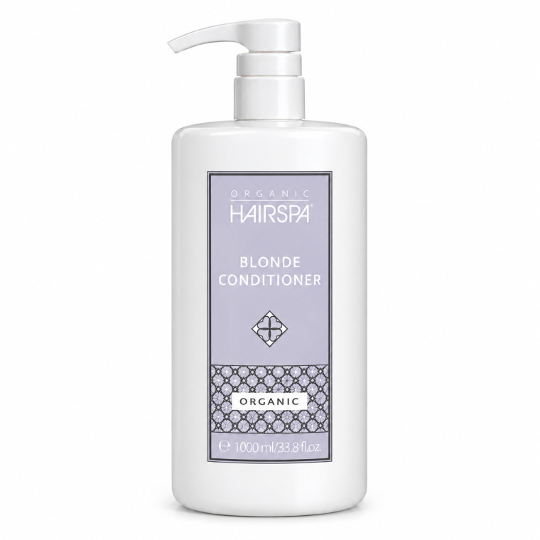 Organic HairSpa Blonde Conditioner 1000 ml Organic HairSpa Blonde Conditioner 1000 ml is ontwikkeld voor blond, geblondeerd, grijs en gekleurd haar dat extra verzorging nodig heeft en tegelijkertijd koel, helder en verzorgd moet blijven. De conditioner helpt het haar zachter, gladder en beter handelbaar te maken en is ideaal na het gebruik van een violet- of blondshampoo. Zo krijgt het haar niet alleen kleuronderhoud, maar ook de nodige verzorging. De grote 1000 ml salonverpakking is perfect voor professioneel gebruik en voor klanten die deze verzorging regelmatig thuis gebruiken. Voor welk haartype? Geschikt voor: - blond haar - geblondeerd haar - grijs en wit haar - highlights - balayage - koel gekleurd haar - droog of poreus blond haar - haar dat na een blondshampoo extra verzorging nodig heeft Belangrijkste voordelen - verzorgt blond en geblondeerd haar - helpt het haar zachter en soepeler te maken - ondersteunt een koelere en frissere uitstraling - helpt droogte na het wassen te verminderen - maakt het haar gemakkelijker doorkambaar - ondersteunt glans en een verzorgde finish - ideaal in combinatie met Blonde Shampoo - geschikt voor salon en thuis - professioneel formaat van 1000 ml Gebruiksaanwijzing Was het haar eerst met Organic HairSpa Blonde Shampoo of een andere geschikte shampoo. Spoel het haar grondig uit en knijp voorzichtig het overtollige water uit de lengtes. Breng vervolgens een geschikte hoeveelheid Organic HairSpa Blonde Conditioner aan op de lengtes en punten. Verdeel het product gelijkmatig met de vingers of een grove kam. Laat de conditioner enkele minuten inwerken. Spoel daarna zorgvuldig uit met lauwwarm water. Professionele tip Breng de conditioner vooral aan op de lengtes en punten. Gebruik bij fijn haar niet te veel product bij de aanzet, zodat het haar luchtig blijft. Bij sterk geblondeerd of poreus haar kan iets meer product op de droge zones worden aangebracht. Voor het mooiste resultaat gebruik je Blonde Shampoo en Blonde Conditioner als duo. Hoe vaak gebruiken? Gebruik de conditioner na iedere wasbeurt of wanneer het haar extra verzorging nodig heeft. Bij zeer droog of poreus blond haar kan de conditioner regelmatig worden gecombineerd met een voedend haarmasker. Inhoud 1000 ml / 33.8 fl.oz. Productinformatie Merk: Organic HairSpa Product: Blonde Conditioner Inhoud: 1000 ml Producttype: Conditioner voor blond en gekleurd haar Gebruik: Professioneel en thuisgebruik Geschikt voor: Blond, geblondeerd, grijs en gekleurd haar Organic HairSpa bij Flaka.be Ontdek Organic HairSpa Blonde Conditioner 1000 ml bij Flaka.be voor professionele verzorging van blond, geblondeerd en grijs haar. Flaka.be – professionele haarverzorging voor salon en thuis.