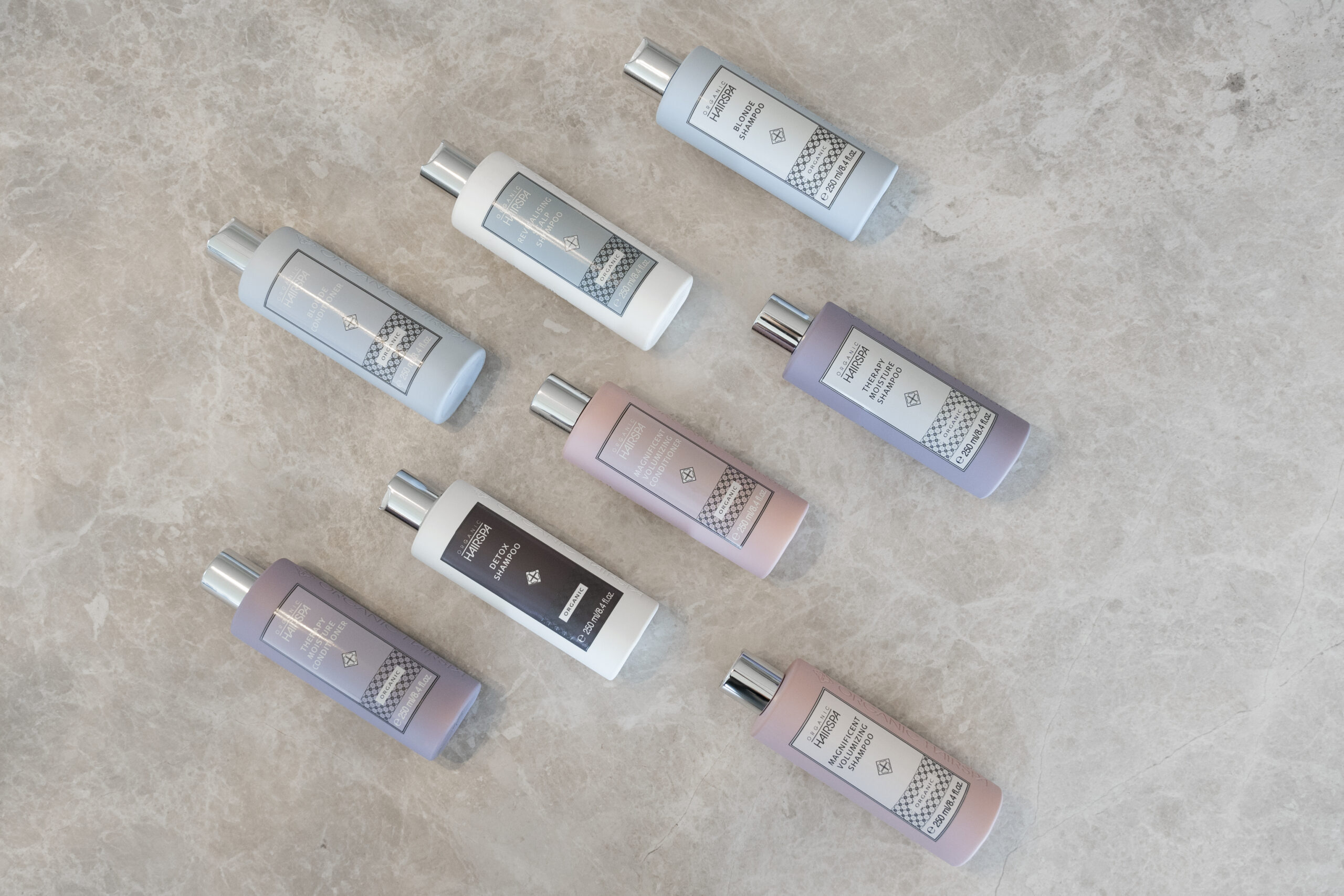 Organic HairSpa – Luxe Verzorging voor Gezond, Glanzend en Sterk Haar De Organic HairSpa-lijn combineert verzorging, zachtheid en een luxe spa-gevoel in één professionele haarverzorgingsroutine. De formules zijn ontwikkeld om het haar intensief te verzorgen, de natuurlijke glans te versterken en het haar soepeler en beter handelbaar te maken zonder het zwaar te laten aanvoelen. Perfect voor droog, dof, behandeld of vermoeid haar dat behoefte heeft aan extra voeding en een verzorgde finish. Bij regelmatig gebruik helpt Organic HairSpa het haar zachter, gladder en gezonder te laten ogen. Belangrijkste voordelen: - Verzorgt en verzacht het haar - Helpt droog en dof haar meer glans te geven - Ondersteunt een gladder en soepeler haaroppervlak - Maakt het haar gemakkelijker doorkambaar - Geeft een luxe, professionele salonfinish - Geschikt voor regelmatig gebruik Ontdek de professionele Organic HairSpa collectie bij Flaka.be en geef het haar de verzorging en glans van een echte spa-behandeling.