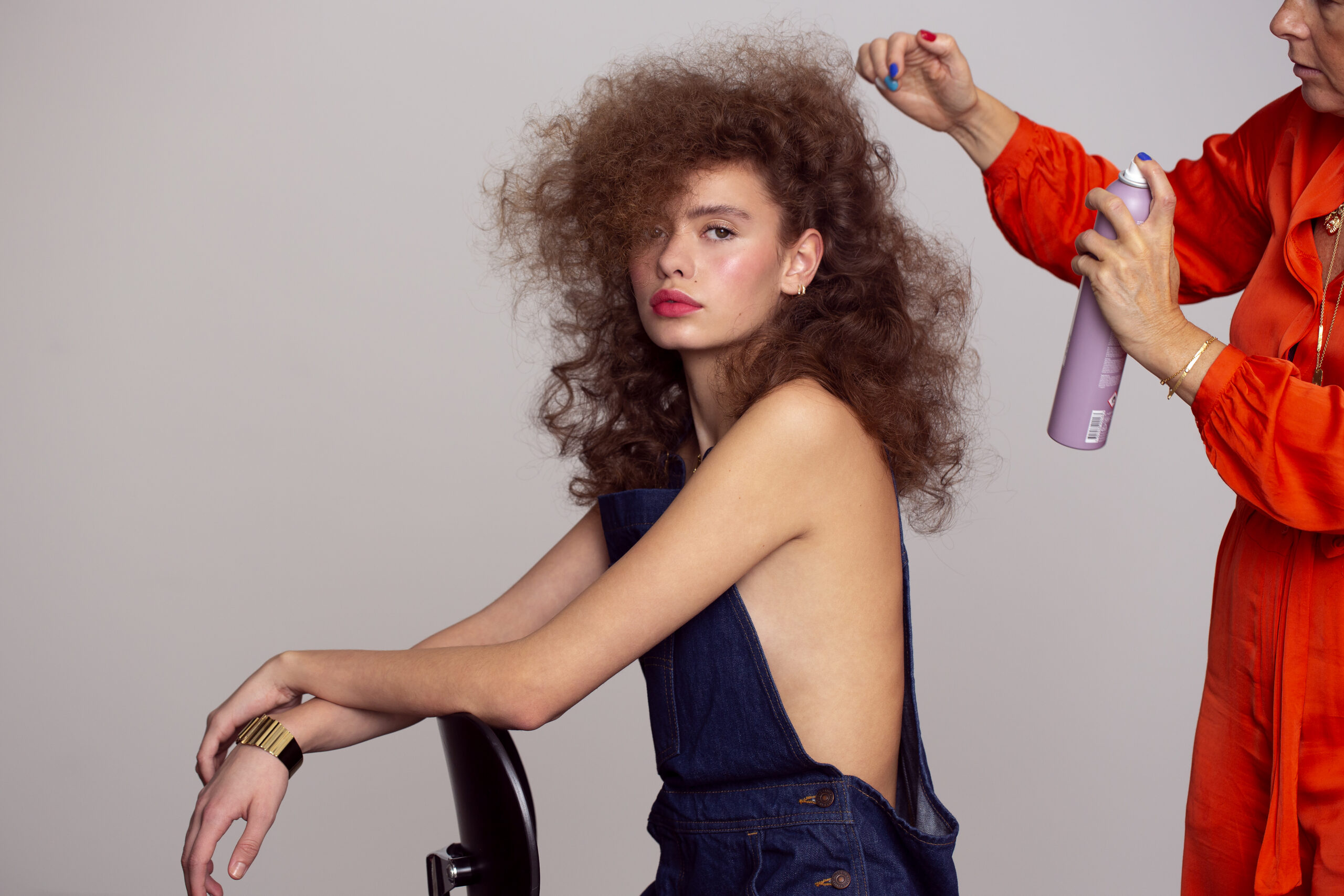 Organic HairSpa – Luxe Verzorging voor Gezond, Glanzend en Sterk Haar De Organic HairSpa-lijn combineert verzorging, zachtheid en een luxe spa-gevoel in één professionele haarverzorgingsroutine. De formules zijn ontwikkeld om het haar intensief te verzorgen, de natuurlijke glans te versterken en het haar soepeler en beter handelbaar te maken zonder het zwaar te laten aanvoelen. Perfect voor droog, dof, behandeld of vermoeid haar dat behoefte heeft aan extra voeding en een verzorgde finish. Bij regelmatig gebruik helpt Organic HairSpa het haar zachter, gladder en gezonder te laten ogen. Belangrijkste voordelen: - Verzorgt en verzacht het haar - Helpt droog en dof haar meer glans te geven - Ondersteunt een gladder en soepeler haaroppervlak - Maakt het haar gemakkelijker doorkambaar - Geeft een luxe, professionele salonfinish - Geschikt voor regelmatig gebruik Ontdek de professionele Organic HairSpa collectie bij Flaka.be en geef het haar de verzorging en glans van een echte spa-behandeling.