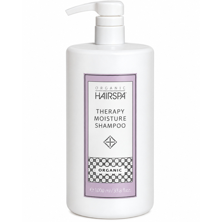 Organic HairSpa Therapy Moisture Shampoo 1000 ml – Professionele Gebruiksaanwijzing Organic HairSpa Therapy Moisture Shampoo 1000 ml is ontwikkeld voor droog, pluizig, dof en moeilijk handelbaar haar dat extra hydratatie en verzorging nodig heeft. De formule reinigt het haar op milde wijze en helpt tegelijkertijd de vochtbalans te herstellen, waardoor het haar zachter, gladder en beter handelbaar aanvoelt. Deze professionele 1 liter salonverpakking is ideaal voor intensief gebruik in de kapsalon, maar ook voor klanten die thuis regelmatig een hydraterende shampoo gebruiken. Voor welk haartype? Geschikt voor: - droog en vochtarm haar - pluizig en weerbarstig haar - dof haar zonder glans - gekleurd of chemisch behandeld haar - haar dat moeilijk doorkambaar is - haar dat snel statisch wordt Zo gebruik je Therapy Moisture Shampoo Maak het haar volledig nat met lauwwarm water. Breng vervolgens een passende hoeveelheid shampoo aan op de hoofdhuid en verdeel het product voorzichtig over het haar. Masseer de shampoo rustig in met de vingertoppen totdat er een zacht en romig schuim ontstaat. Besteed extra aandacht aan de hoofdhuid en de aanzet, waar talg en productresten zich meestal ophopen. Spoel het haar daarna grondig uit. Bij zeer vuil haar, veel stylingproducten of een vette hoofdhuid kan de shampoo een tweede keer worden aangebracht. Gebruik bij de tweede wasbeurt een kleinere hoeveelheid en masseer opnieuw zacht in. Voor het beste resultaat Na het wassen is het aan te raden om het haar te verzorgen met een hydraterende conditioner of haarmasker uit dezelfde lijn. Vooral droog, beschadigd of poreus haar profiteert van een volledige verzorgingsroutine. Dep het haar na het wassen voorzichtig droog met een handdoek en vermijd hard wrijven. Breng daarna eventueel een leave-in conditioner, serum of haarolie aan op de lengtes en punten. Professionele salontip Gebruik niet te veel shampoo in één keer. Een professionele shampoo werkt het beste wanneer het haar goed nat is en het product gelijkmatig wordt verdeeld. Bij lang, dik of sterk poreus haar kan het nuttig zijn om het haar eerst in secties te verdelen zodat de shampoo beter over de hoofdhuid kan worden aangebracht. Belangrijkste voordelen - reinigt mild zonder het haar onnodig uit te drogen - helpt de vochtbalans van het haar te ondersteunen - voedt en verzacht droog haar - helpt pluis en statische elektriciteit te verminderen - maakt het haar gemakkelijker doorkambaar - ondersteunt een gladdere en verzorgde haarstructuur - helpt het haar zachter en glanzender te laten aanvoelen - geschikt voor gekleurd en behandeld haar - professioneel formaat van 1000 ml Hoe vaak gebruiken? De shampoo kan worden gebruikt tijdens de normale wasroutine. De ideale frequentie hangt af van het haartype, de hoofdhuid en hoe vaak stylingproducten worden gebruikt. Droog haar hoeft meestal minder vaak gewassen te worden dan vet haar. Gebruik de shampoo zo vaak als nodig zonder het haar onnodig vaak te reinigen. Inhoud 1000 ml Professionele verzorging bij Flaka.be