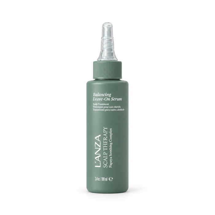 L’ANZA Scalp Therapy Balancing Leave-On Serum 100 ml De L’ANZA Scalp Therapy Balancing Leave-On Serum 100 ml is een professionele, niet-uitspoelbare hoofdhuidbehandeling die speciaal is ontwikkeld om de hoofdhuid te verzorgen, kalmeren, hydrateren en in balans te helpen houden. Het serum heeft een lichte textuur en is ideaal voor een hoofdhuid die droog, trekkerig, gevoelig, vet of uit balans aanvoelt. Dankzij de handige applicatietuit kan het serum heel gericht rechtstreeks op de hoofdhuid worden aangebracht, zonder het haar onnodig zwaar te maken. Intensieve verzorging voor de hoofdhuid Een gezonde hoofdhuid vormt de basis voor mooi en verzorgd haar. De L’ANZA Scalp Therapy Balancing Leave-On Serum is ontwikkeld als laatste verzorgingsstap na het wassen. Omdat het product niet wordt uitgespoeld, blijft de verzorgende formule langer in contact met de hoofdhuid. Het serum helpt de hoofdhuid comfortabeler aan te laten voelen en ondersteunt een frisse, verzorgde en gebalanceerde hoofdhuidomgeving. Papaya Soothing Complex De Scalp Therapy-lijn is ontwikkeld rond het Papaya Soothing Complex. Deze verzorgende technologie is gericht op het ondersteunen van de hoofdhuid en helpt bij een droge, gevoelige of uit balans aanvoelende scalp. De formule past perfect binnen een complete hoofdhuidroutine met de andere producten uit de L’ANZA Scalp Therapy-serie. Belangrijkste voordelen - Professioneel leave-on serum voor de hoofdhuid - Wordt rechtstreeks op de hoofdhuid aangebracht - Hoeft niet uitgespoeld te worden - Helpt de hoofdhuid te hydrateren - Geeft een comfortabel en verzorgd gevoel - Ideaal bij droogte en een trekkerig gevoel - Geschikt voor een hoofdhuid die uit balans aanvoelt - Lichtgewicht formule - Praktische applicatietuit voor nauwkeurige toepassing - Geschikt als onderdeel van een complete scalp-care routine - Voor professioneel salon- en thuisgebruik - Inhoud: 100 ml Voor wie is dit serum geschikt? De Balancing Leave-On Serum is ideaal voor mensen die extra aandacht willen besteden aan hun hoofdhuid. Bijzonder geschikt bij: - een droge hoofdhuid - een trekkerig gevoel - een gevoelige hoofdhuid - een vette of wisselend vette hoofdhuid - zichtbare schilfers - een hoofdhuid die snel uit balans raakt - veelvuldig gebruik van stylingproducten - klanten die een professionele hoofdhuidroutine willen volgen Gebruiksaanwijzing Gebruik het serum bij voorkeur na het wassen van het haar. Maak het haar handdoekdroog en verdeel het vervolgens in meerdere secties. Breng met de applicatietuit een kleine hoeveelheid serum rechtstreeks aan op de hoofdhuid. Werk sectie voor sectie zodat het product gelijkmatig over de gewenste zones wordt verdeeld. Masseer het serum zachtjes met de vingertoppen in. Niet uitspoelen. Style het haar daarna zoals gewenst. Professionele salonroutine Voor een complete L’ANZA Scalp Therapy-routine kan het serum worden gecombineerd met: Stap 1: Scalp Therapy Balancing Pre-Wash Oil Stap 2: Scalp Therapy Balancing Scrub, indien nodig Stap 3: Scalp Therapy shampoo Stap 4: Scalp Therapy Balancing Conditioner Stap 5: Balancing Leave-On Serum Het leave-on serum is daarmee de ideale afsluitende verzorgingsstap. Professionele tip Gebruik liever een kleine hoeveelheid per sectie dan direct veel product. Concentreer het serum vooral op zones waar de hoofdhuid droog, gevoelig of uit balans aanvoelt. Masseer altijd met de vingertoppen en niet met de nagels. Zo wordt onnodige irritatie van de hoofdhuid voorkomen. Textuur en finish Het serum is ontwikkeld als een lichte scalp treatment. Het wordt rechtstreeks op de hoofdhuid aangebracht en is bedoeld om daar achter te blijven zonder uitspoelen. Hierdoor is het zeer praktisch voor zowel dagelijks gebruik als voor professionele scalp treatments in de salon. Productinformatie Merk: L’ANZA Lijn: Scalp Therapy Productnaam: Balancing Leave-On Serum Producttype: Hoofdhuidserum / scalp treatment Inhoud: 100 ml / 3.4 fl oz Gebruik: Leave-on / niet uitspoelen Applicatie: Rechtstreeks op de hoofdhuid Verpakking: Applicatiefles met precisietuit Geschikt voor: Diverse hoofdhuidtypes Gebruik: Professioneel en thuis Verpakkingsinhoud 1 × L’ANZA Scalp Therapy Balancing Leave-On Serum 100 ml Voorzorgsmaatregelen Alleen voor uitwendig gebruik. Vermijd contact met de ogen. Bij contact met de ogen onmiddellijk grondig uitspoelen met schoon water. Niet gebruiken op een beschadigde, sterk geïrriteerde of ontstoken hoofdhuid. Stop het gebruik wanneer irritatie of overgevoeligheid optreedt. Buiten bereik van kinderen bewaren. Bewaar het product op een koele en droge plaats, beschermd tegen direct zonlicht en extreme warmte. Korte webshopomschrijving L’ANZA Scalp Therapy Balancing Leave-On Serum 100 ml is een professionele leave-on hoofdhuidbehandeling die helpt de hoofdhuid te hydrateren, verzorgen en in balans te houden. De lichte formule wordt rechtstreeks op de hoofdhuid aangebracht en hoeft niet uitgespoeld te worden. Ideaal als afsluitende stap van een complete L’ANZA Scalp Therapy-routine.