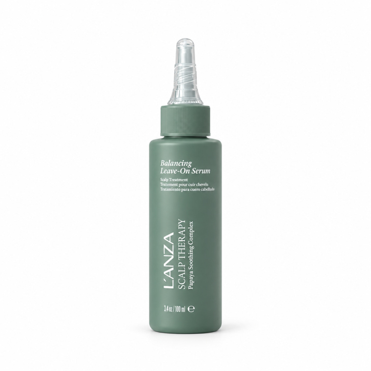 L’ANZA Scalp Therapy Balancing Leave-On Serum 100 ml De L’ANZA Scalp Therapy Balancing Leave-On Serum 100 ml is een professionele, niet-uitspoelbare hoofdhuidbehandeling die speciaal is ontwikkeld om de hoofdhuid te verzorgen, kalmeren, hydrateren en in balans te helpen houden. Het serum heeft een lichte textuur en is ideaal voor een hoofdhuid die droog, trekkerig, gevoelig, vet of uit balans aanvoelt. Dankzij de handige applicatietuit kan het serum heel gericht rechtstreeks op de hoofdhuid worden aangebracht, zonder het haar onnodig zwaar te maken. Intensieve verzorging voor de hoofdhuid Een gezonde hoofdhuid vormt de basis voor mooi en verzorgd haar. De L’ANZA Scalp Therapy Balancing Leave-On Serum is ontwikkeld als laatste verzorgingsstap na het wassen. Omdat het product niet wordt uitgespoeld, blijft de verzorgende formule langer in contact met de hoofdhuid. Het serum helpt de hoofdhuid comfortabeler aan te laten voelen en ondersteunt een frisse, verzorgde en gebalanceerde hoofdhuidomgeving. Papaya Soothing Complex De Scalp Therapy-lijn is ontwikkeld rond het Papaya Soothing Complex. Deze verzorgende technologie is gericht op het ondersteunen van de hoofdhuid en helpt bij een droge, gevoelige of uit balans aanvoelende scalp. De formule past perfect binnen een complete hoofdhuidroutine met de andere producten uit de L’ANZA Scalp Therapy-serie. Belangrijkste voordelen - Professioneel leave-on serum voor de hoofdhuid - Wordt rechtstreeks op de hoofdhuid aangebracht - Hoeft niet uitgespoeld te worden - Helpt de hoofdhuid te hydrateren - Geeft een comfortabel en verzorgd gevoel - Ideaal bij droogte en een trekkerig gevoel - Geschikt voor een hoofdhuid die uit balans aanvoelt - Lichtgewicht formule - Praktische applicatietuit voor nauwkeurige toepassing - Geschikt als onderdeel van een complete scalp-care routine - Voor professioneel salon- en thuisgebruik - Inhoud: 100 ml Voor wie is dit serum geschikt? De Balancing Leave-On Serum is ideaal voor mensen die extra aandacht willen besteden aan hun hoofdhuid. Bijzonder geschikt bij: - een droge hoofdhuid - een trekkerig gevoel - een gevoelige hoofdhuid - een vette of wisselend vette hoofdhuid - zichtbare schilfers - een hoofdhuid die snel uit balans raakt - veelvuldig gebruik van stylingproducten - klanten die een professionele hoofdhuidroutine willen volgen Gebruiksaanwijzing Gebruik het serum bij voorkeur na het wassen van het haar. Maak het haar handdoekdroog en verdeel het vervolgens in meerdere secties. Breng met de applicatietuit een kleine hoeveelheid serum rechtstreeks aan op de hoofdhuid. Werk sectie voor sectie zodat het product gelijkmatig over de gewenste zones wordt verdeeld. Masseer het serum zachtjes met de vingertoppen in. Niet uitspoelen. Style het haar daarna zoals gewenst. Professionele salonroutine Voor een complete L’ANZA Scalp Therapy-routine kan het serum worden gecombineerd met: Stap 1: Scalp Therapy Balancing Pre-Wash Oil Stap 2: Scalp Therapy Balancing Scrub, indien nodig Stap 3: Scalp Therapy shampoo Stap 4: Scalp Therapy Balancing Conditioner Stap 5: Balancing Leave-On Serum Het leave-on serum is daarmee de ideale afsluitende verzorgingsstap. Professionele tip Gebruik liever een kleine hoeveelheid per sectie dan direct veel product. Concentreer het serum vooral op zones waar de hoofdhuid droog, gevoelig of uit balans aanvoelt. Masseer altijd met de vingertoppen en niet met de nagels. Zo wordt onnodige irritatie van de hoofdhuid voorkomen. Textuur en finish Het serum is ontwikkeld als een lichte scalp treatment. Het wordt rechtstreeks op de hoofdhuid aangebracht en is bedoeld om daar achter te blijven zonder uitspoelen. Hierdoor is het zeer praktisch voor zowel dagelijks gebruik als voor professionele scalp treatments in de salon. Productinformatie Merk: L’ANZA Lijn: Scalp Therapy Productnaam: Balancing Leave-On Serum Producttype: Hoofdhuidserum / scalp treatment Inhoud: 100 ml / 3.4 fl oz Gebruik: Leave-on / niet uitspoelen Applicatie: Rechtstreeks op de hoofdhuid Verpakking: Applicatiefles met precisietuit Geschikt voor: Diverse hoofdhuidtypes Gebruik: Professioneel en thuis Verpakkingsinhoud 1 × L’ANZA Scalp Therapy Balancing Leave-On Serum 100 ml Voorzorgsmaatregelen Alleen voor uitwendig gebruik. Vermijd contact met de ogen. Bij contact met de ogen onmiddellijk grondig uitspoelen met schoon water. Niet gebruiken op een beschadigde, sterk geïrriteerde of ontstoken hoofdhuid. Stop het gebruik wanneer irritatie of overgevoeligheid optreedt. Buiten bereik van kinderen bewaren. Bewaar het product op een koele en droge plaats, beschermd tegen direct zonlicht en extreme warmte. Korte webshopomschrijving L’ANZA Scalp Therapy Balancing Leave-On Serum 100 ml is een professionele leave-on hoofdhuidbehandeling die helpt de hoofdhuid te hydrateren, verzorgen en in balans te houden. De lichte formule wordt rechtstreeks op de hoofdhuid aangebracht en hoeft niet uitgespoeld te worden. Ideaal als afsluitende stap van een complete L’ANZA Scalp Therapy-routine.