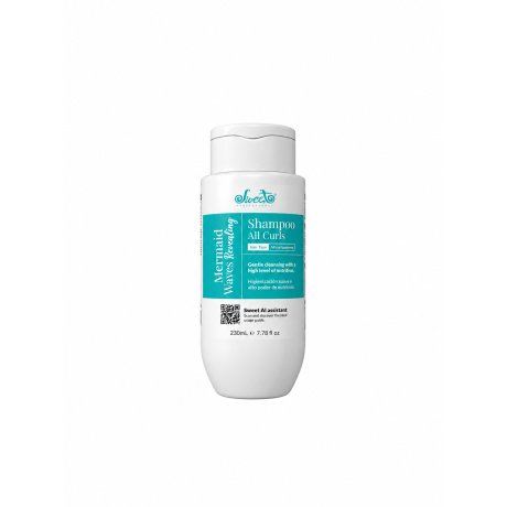 # Sweet Professional Mermaid Waves Revealing Shampoo All Curls 230 ml ## Professionele verzorgende shampoo voor krullend en golvend haar Sweet Professional Mermaid Waves Revealing Shampoo All Curls 230 ml is een verzorgende shampoo die speciaal ontwikkeld is voor golvend, krullend en natuurlijk getextureerd haar. De formule combineert een milde reiniging met verzorgende ingrediënten om het haar zacht, soepel en gemakkelijk handelbaar te houden. Krullend haar heeft vaak behoefte aan extra verzorging, omdat de natuurlijke vorm van de haarvezel ervoor kan zorgen dat de lengten en punten sneller droog aanvoelen. Mermaid Waves Shampoo helpt het haar te reinigen zonder het onnodig zwaar te maken en vormt een ideale basis voor een complete krullenverzorgingsroutine. De shampoo maakt deel uit van de professionele Sweet Professional Mermaid Waves Revealing collectie, een haarverzorgingslijn die gericht is op hydratatie, natuurlijke kruldefinitie, glans en controle over pluizig haar. Bij Flaka.be ontdek je deze gespecialiseerde shampoo voor zowel professioneel salongebruik als dagelijkse haarverzorging thuis. ## Wat maakt Mermaid Waves Shampoo bijzonder? De shampoo bevat een combinatie van verzorgende ingrediënten en plantaardige oliën die helpen om de natuurlijke soepelheid van het haar te ondersteunen. De formule is ontwikkeld om het haar te reinigen en tegelijkertijd de haarlengten comfortabel en verzorgd te laten aanvoelen. Dankzij de verzorgende eigenschappen is het haar na het wassen gemakkelijker te ontwarren en beter voorbereid op aanvullende producten zoals een conditioner, haarmasker of stylingcrème. ## Belangrijkste eigenschappen - Ontwikkeld voor golvend, krullend en getextureerd haar. - Reinigt het haar en de hoofdhuid. - Ondersteunt de natuurlijke vorm van krullen. - Helpt pluizigheid en statische elektriciteit te verminderen. - Draagt bij aan zachtheid, soepelheid en glans. - Bevat een combinatie van verzorgende plantaardige oliën. - Helpt het haar gemakkelijker doorkambaar te maken. - Geschikt voor een regelmatige haarverzorgingsroutine. - Te combineren met andere producten uit de Mermaid Waves collectie. ## Verzorgende ingrediënten en hun werking ### Plantaardige oliën Mermaid Waves Shampoo bevat verschillende plantaardige oliën die in cosmetische haarverzorging worden gebruikt om de haarlengten zachter te maken en een verzorgde uitstraling te ondersteunen. ### Arganolie Arganolie wordt gebruikt vanwege haar verzachtende en verzorgende eigenschappen. Ze helpt het haar soepeler te laten aanvoelen en ondersteunt een natuurlijke glans. ### Macadamiaolie Macadamiaolie is een verzorgend ingrediënt dat bijdraagt aan een zacht haargevoel en de handelbaarheid van droge haarlengten kan verbeteren. ### Chiazaadolie Chiazaadolie bevat vetzuren en wordt toegepast in verzorgingsformules die gericht zijn op zachtheid en soepelheid. ### Andere plantaardige oliën De formule bevat ook andere oliën van plantaardige oorsprong die gezamenlijk onderdeel vormen van het verzorgende oliecomplex. De exacte samenstelling en volgorde van de ingrediënten moeten steeds worden gecontroleerd op de originele verpakking. ## Professionele gebruiksaanwijzing ### Stap 1. Maak het haar volledig nat Maak het haar grondig nat met lauwwarm water. Zorg ervoor dat ook de hoofdhuid en de haarwortels goed bevochtigd zijn. ### Stap 2. Breng Mermaid Waves Shampoo aan Neem een kleine hoeveelheid shampoo in de handpalmen en verdeel deze over de hoofdhuid. De benodigde hoeveelheid hangt af van de haarlengte, haardichtheid en hoeveelheid aanwezige stylingproducten. ### Stap 3. Masseer voorzichtig Masseer de shampoo met de vingertoppen zachtjes in de hoofdhuid. Werk het schuim voorzichtig door de haarlengten zonder het haar hard over elkaar te wrijven. Bij krullend haar is een zachte behandelingsmethode belangrijk om onnodige klitvorming te beperken. ### Stap 4. Spoel grondig uit Spoel het haar zorgvuldig met lauwwarm water totdat alle shampooresten verwijderd zijn. Herhaal de reiniging indien nodig, bijvoorbeeld wanneer het haar veel stylingproducten bevat. ### Stap 5. Gebruik aanvullende verzorging Breng na het wassen een geschikte conditioner of Mermaid Waves Curly Mask aan op de haarlengten en punten. Gebruik daarna eventueel een leave-in stylingcrème of Curly Jelly om de natuurlijke vorm van het haar te accentueren. ## Voor welke haartypes is de shampoo geschikt? Sweet Professional Mermaid Waves Revealing Shampoo All Curls is ontwikkeld voor verschillende haarstructuren: - Natuurlijk golvend haar. - Losse krullen. - Sterk gekruld haar. - Kroeshaar. - Droog en pluizig krullend haar. - Haar dat extra verzorging en soepelheid nodig heeft. De werking en het verzorgende gevoel kunnen verschillen volgens de haarstructuur, porositeit en persoonlijke haarbehoefte. ## Complete Mermaid Waves verzorgingsroutine Voor een verzorgde krulroutine kunnen verschillende Mermaid Waves producten gecombineerd worden. Reinig het haar eerst met Mermaid Waves Shampoo All Curls. Gebruik daarna Mermaid Waves Conditioner All Curls of een geschikt Mermaid Waves haarmasker. Breng op handdoekdroog haar een kleine hoeveelheid stylingcrème aan. Gebruik indien gewenst Curly Jelly voor extra stylingcontrole en definitie. Laat het haar natuurlijk drogen of gebruik een diffuser met een aangepaste warmte-instelling. ## Is Mermaid Waves Shampoo een keratinebehandeling? Nee. Sweet Professional Mermaid Waves Shampoo All Curls is een verzorgende reinigingsshampoo voor natuurlijk golvend en krullend haar. De shampoo is niet bedoeld als chemische haarontkrullingsbehandeling en verandert de natuurlijke haarstructuur niet permanent. Het product richt zich op reinigen, verzorgen en het ondersteunen van de natuurlijke krulvorm. ## Veelgestelde vragen ### Kan ik Mermaid Waves Shampoo dagelijks gebruiken? De shampoo kan worden opgenomen in een regelmatige haarverzorgingsroutine. Hoe vaak je het haar wast, hangt af van de conditie van je hoofdhuid, het haartype en je persoonlijke behoeften. ### Is Mermaid Waves Shampoo geschikt voor kroeshaar? De Mermaid Waves collectie is ontwikkeld voor verschillende krulpatronen. De juiste aanvullende verzorging hangt af van de haarconditie en de behoefte aan hydratatie. ### Helpt deze shampoo tegen pluizig haar? De verzorgende formule is bedoeld om de handelbaarheid te ondersteunen en pluizigheid te helpen verminderen. Het resultaat verschilt per haarstructuur. ### Is deze shampoo geschikt voor gekleurd haar? De geschiktheid bij gekleurd of chemisch behandeld haar hangt af van de conditie van het haar en de gebruikte haarbehandeling. Volg steeds de productinstructies. ### Maakt deze shampoo het haar steil? Nee. Dit product is ontwikkeld om natuurlijke golven en krullen te verzorgen, niet om het haar te ontkrullen. ## Veiligheidsinstructies Uitsluitend voor uitwendig gebruik. Vermijd contact met de ogen. Bij contact onmiddellijk zorgvuldig met water spoelen. Niet gebruiken bij bekende overgevoeligheid voor een van de ingrediënten. Stop het gebruik wanneer irritatie ontstaat. Buiten bereik van kinderen bewaren. Bewaar het product volgens de aanwijzingen op de verpakking. ## Sweet Professional Mermaid Waves Shampoo kopen bij Flaka.be Flaka.be is gespecialiseerd in professionele haarverzorging, kappersproducten en gespecialiseerde producten voor verschillende haarstructuren. Binnen ons assortiment vind je Sweet Professional haarproducten voor keratinebehandelingen, intensieve verzorging, krullenverzorging en dagelijkse haarverzorgingsroutines. Met Mermaid Waves Revealing Shampoo All Curls 230 ml kies je voor een verzorgende shampoo die de natuurlijke eigenschappen van golvend en krullend haar centraal stelt. Ontdek Sweet Professional Mermaid Waves bij Flaka.be en geef jouw natuurlijke krullen de verzorging die ze verdienen.
