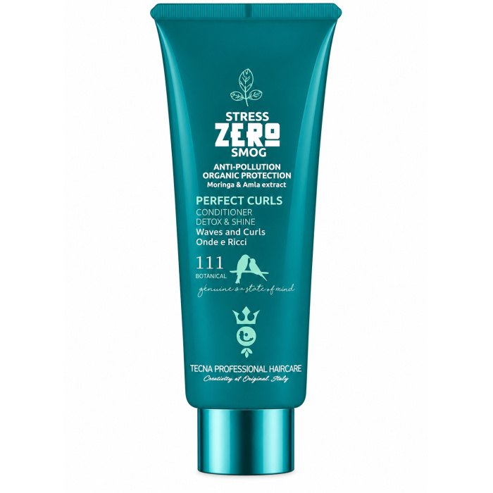 TECNA Stress Zero Smog Perfect Curls Conditioner – Detox, Glans & Verzorging voor Golvend en Krullend Haar De TECNA Stress Zero Smog Perfect Curls Conditioner is een professionele conditioner voor golvend en krullend haar. De formule is ontwikkeld om het haar te verzorgen, zachter te maken en de natuurlijke krulvorm beter tot zijn recht te laten komen, terwijl het haar een frisse en glanzende uitstraling krijgt. Volgens de productverpakking bevat de formule onder andere Moringa- en Amla-extracten en is de lijn gericht op anti-pollution organic protection. Belangrijkste voordelen - Speciaal ontwikkeld voor golvend en krullend haar - Helpt het haar zachter en beter handelbaar te maken - Ondersteunt een mooie, natuurlijke kruldefinitie - Helpt pluis te verminderen - Geeft het haar een verzorgde glans - Ondersteunt een frisse, lichte finish - Met Moringa- en Amla-extracten - Geschikt voor professioneel salon- en thuisgebruik - Ideaal als onderdeel van een complete krullenroutine Voor welk haartype? Bijzonder geschikt voor: - krullend haar - golvend haar - droog en pluizig haar - weerbarstige krullen - haar dat moeilijk doorkambaar is - haar dat extra zachtheid en definitie nodig heeft Gebruiksaanwijzing Was het haar eerst met een geschikte shampoo. Breng daarna een passende hoeveelheid TECNA Perfect Curls Conditioner aan op de lengtes en punten. Verdeel het product gelijkmatig met de vingers of een grove kam. Laat enkele minuten inwerken. Spoel daarna grondig uit met lauwwarm water. Voor een mooier krulresultaat het haar niet te hard droogwrijven, maar voorzichtig droogdeppen met een handdoek. Professionele tip Gebruik de conditioner vooral op de lengtes en punten. Bij fijn haar een kleinere hoeveelheid gebruiken om het haar luchtig te houden. Voor meer definitie kan het haar na het uitspoelen worden gestyled met een geschikte curl cream of leave-in product. Resultaat Na gebruik voelt het haar: - zachter - soepeler - beter handelbaar - minder pluizig - meer gedefinieerd - glanzender en verzorgder Premium webshoptekst TECNA Stress Zero Smog Perfect Curls Conditioner is een professionele verzorging voor golvend en krullend haar. De formule helpt het haar te verzachten, beter handelbaar te maken en de natuurlijke krulstructuur mooier naar voren te brengen. Ideaal voor klanten die hun krullen extra verzorging, glans en definitie willen geven. Voor zachte, levendige en professioneel verzorgde krullen. Verkrijgbaar bij Flaka.be.