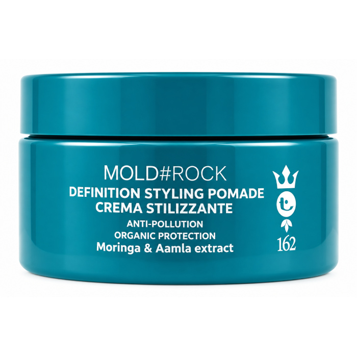 TECNA Mold#Rock Definition Styling Pomade De TECNA Mold#Rock Definition Styling Pomade is een professionele stylingpomade voor het creëren van definitie, structuur en controle zonder dat het haar zwaar aanvoelt. Ideaal voor korte tot halflange kapsels, textuurlooks, strakke afwerkingen en styling waarbij flexibiliteit en vorm belangrijk zijn. De formule bevat volgens de verpakking Moringa- en Amla-extracten en is ontwikkeld binnen de Stress Zero Smog-lijn met aandacht voor anti-pollution en verzorgende bescherming. Belangrijkste voordelen - Geeft duidelijke definitie en structuur - Helpt het kapsel beter in model te houden - Ideaal voor textuur en gecontroleerde styling - Geschikt voor korte en halflange kapsels - Helpt pluizige en losse haren onder controle te houden - Kan gebruikt worden voor zowel natuurlijke als meer strakke looks - Met Moringa- en Amla-extracten - Geschikt voor professioneel salon- en thuisgebruik Voor welk haartype? Bijzonder geschikt voor: - kort haar - halflang haar - haar dat extra definitie nodig heeft - kapsels met textuur - weerbarstig haar - haar dat snel uit model valt Gebruiksaanwijzing Neem een kleine hoeveelheid TECNA Mold#Rock Pomade tussen de vingertoppen. Wrijf het product kort warm tussen de handen en verdeel het vervolgens door droog of licht vochtig haar. Werk daarna met de vingers of een kam om de gewenste vorm, textuur en definitie te creëren. Gebruik een kleine hoeveelheid voor een natuurlijke finish en voeg indien nodig extra product toe voor meer controle. Professionele tip Begin altijd met weinig product. Een stylingpomade kan makkelijk worden opgebouwd, maar te veel product in één keer kan het haar zwaar laten aanvoelen. Voor een meer gedefinieerde look gebruik je het product vooral op droge haren. Voor een zachtere, meer natuurlijke finish kan het ook op licht vochtig haar worden aangebracht. Resultaat Na gebruik krijgt het haar: - meer definitie - extra structuur - betere controle - een professionelere finish - een verzorgde en gestylede uitstraling Premium webshoptekst TECNA Mold#Rock Definition Styling Pomade is de ideale keuze voor wie op zoek is naar professionele styling met definitie, structuur en controle. De pomade helpt het haar vorm te geven en losse of weerbarstige haren beter onder controle te houden, zonder de styling zwaar te maken. Perfect voor moderne kapsels, textuurlooks en strakke salonafwerkingen. Verkrijgbaar bij Flaka.be.