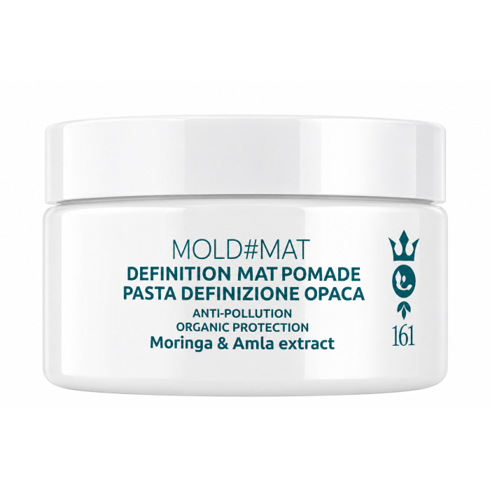 TECNA Mold#Mat Definition Mat Pomade 161 is de ideale stylingpomade voor klanten die houden van een matte, moderne en gecontroleerde look. De formule helpt het haar structuur en definitie te geven zonder ongewenste glans. Perfect voor korte kapsels, textuurlooks en professionele salonstyling. Verkrijgbaar bij Flaka.be.