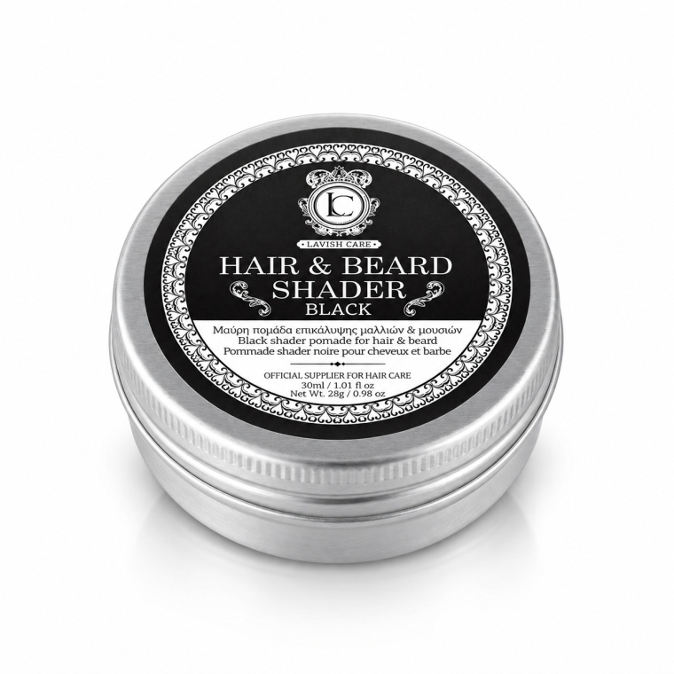 Lavish Care Hair & Beard Shader Black – 30 ml De Lavish Care Hair & Beard Shader Black 30 ml is een zwarte kleurpomade voor haar en baard, ontwikkeld om lichtere zones, grijze haren en dunner ogende plekken tijdelijk te camoufleren. Het product helpt de baardlijn scherper te definiëren en geeft haar en baard visueel een vollere, donkerdere uitstraling. De formule is geschikt voor zowel professioneel barbergebruik als thuisgebruik. Productomschrijving De Lavish Care Hair & Beard Shader Black combineert styling met tijdelijke kleurcorrectie. De zwarte pigmenten helpen om onregelmatige kleurverschillen in haar en baard optisch egaler te maken. Het product kan gericht worden aangebracht op de haarlijn, baardcontouren, snor, bakkebaarden of plaatselijke lichtere zones. Hierdoor is het bijzonder geschikt als finishing product na een knip- of baardbehandeling. Belangrijkste eigenschappen - Zwarte shader pomade voor haar en baard - Geeft tijdelijk een donkerdere uitstraling - Helpt lichtere zones visueel te camoufleren - Ideaal voor grijze of ongelijk gekleurde haren - Maakt baardcontouren optisch scherper - Kan dunner ogende zones voller laten lijken - Geschikt voor haar, baard en snor - Professioneel barberproduct - Compact formaat van 30 ml - Geschikt voor dagelijks gebruik wanneer gewenst Waarvoor gebruik je dit product? Dit product is ideaal voor mannen met een zwarte of zeer donkere haarkleur die meer definitie willen creëren. Het kan onder andere gebruikt worden voor: - baardlijnen - snor - bakkebaarden - haarlijn - lichte of grijze haren - dunner ogende zones - barber finishing - tijdelijke kleurcorrectie Gebruiksaanwijzing Gebruik het product bij voorkeur op droog haar of een droge baard. Neem een kleine hoeveelheid met de vingertoppen, een barberborstel of een fijne applicatieborstel. Breng het product voorzichtig aan op de gewenste zones. Werk vanuit de dichtere delen naar de lichtere plekken zodat het resultaat natuurlijk blijft. Verdeel het product zorgvuldig en bouw de kleur geleidelijk op. Voor een scherpe baardlijn kan een fijne borstel worden gebruikt. Laat het product goed drogen voordat kleding of textiel in contact komt met de behandelde zone. Professionele barbertip Gebruik niet direct te veel product. Bij kleurpomades geeft een dunne, gelijkmatige laag meestal het meest natuurlijke resultaat. Werk bij de haarlijn en baardcontour altijd zacht naar buiten toe om harde kleurgrenzen te vermijden. Voor extra precisie kan de pomade worden aangebracht met een kleine barber- of detailborstel. Resultaat Na correct gebruik ziet haar of baard er: donkerder, strakker, voller en beter gedefinieerd uit. Het effect is cosmetisch en tijdelijk; het is geen permanente haarverf. Kleur Black / Zwart Deze variant is vooral geschikt voor zwart en zeer donker haar of een donkere baard. Inhoud 30 ml / 1.01 fl oz Netto gewicht volgens verpakking: ongeveer 28 g / 0.98 oz. Voorzorgsmaatregelen Alleen voor uitwendig gebruik. Vermijd contact met ogen en slijmvliezen. Niet gebruiken op een beschadigde, geïrriteerde of gevoelige huid. Bij irritatie het gebruik stoppen. Omdat het product kleurpigmenten bevat, kan het bij overmatig gebruik afgeven op handen, kleding, handdoeken of kussens. Was de handen na gebruik of gebruik handschoenen bij professionele toepassing. Voer bij een gevoelige huid vooraf een kleine test uit. Korte productomschrijving Lavish Care Hair & Beard Shader Black 30 ml is een zwarte kleurpomade voor haar en baard die helpt lichte zones, grijze haren en dunner ogende plekken tijdelijk te camoufleren. Ideaal voor een donkere, strakke en professionele barberfinish. Productgegevens Merk: Lavish Care Productnaam: Hair & Beard Shader Black Producttype: Shader Pomade / kleurpomade Kleur: Black / Zwart Inhoud: 30 ml Gebruik: Haar & baard Doelgroep: Heren Toepassing: Styling en tijdelijke kleurcorrectie Gebruik: Professioneel en thuis Uitspoelbaar: Ja, tijdelijk cosmetisch product