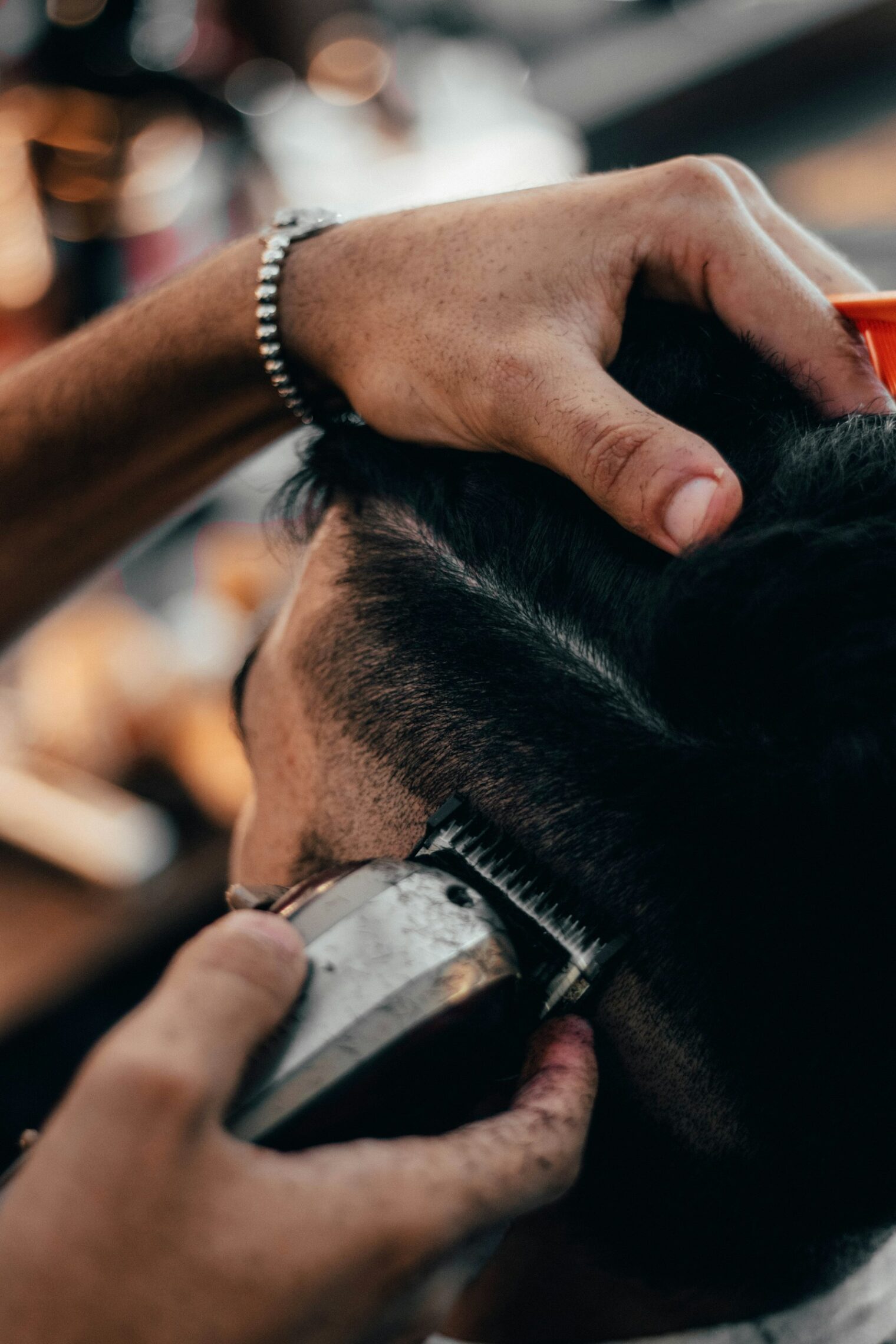 Close-up van een barber aan het werk