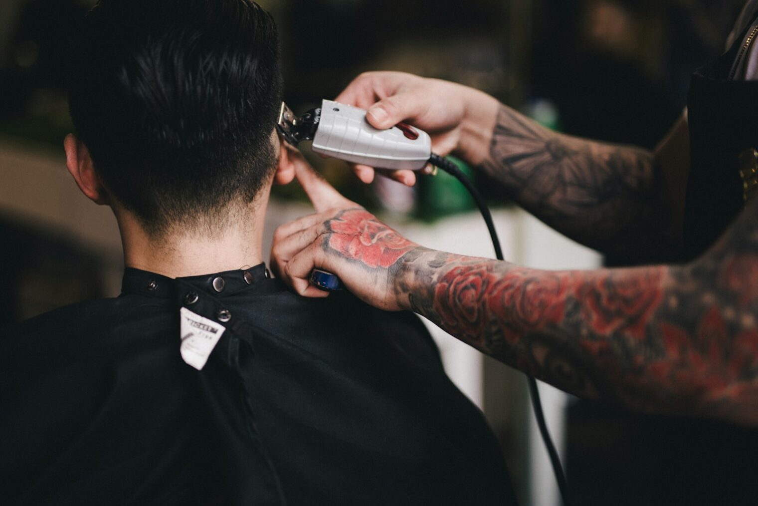 Barber werkt met een draadloze tondeuse