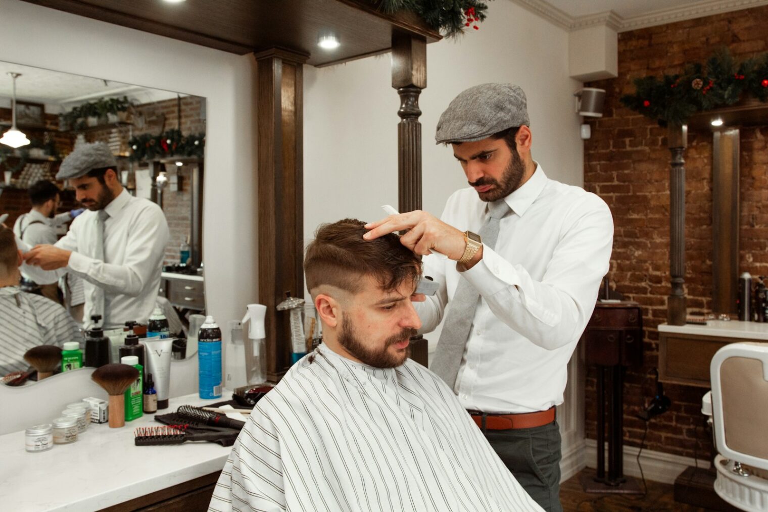 Barber werkt aan een herenkapsel